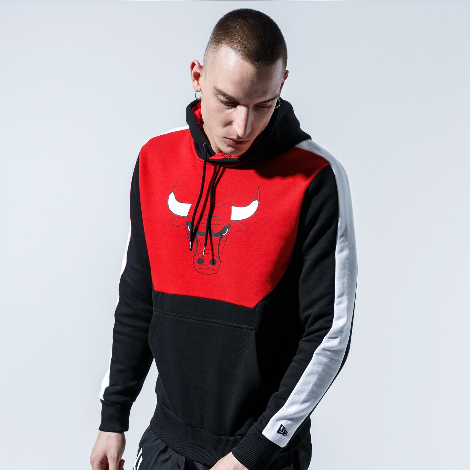 Bărbați bluză NEW ERA BLUZĂ CU GLUGĂ NBA BLOCK HOODY BULLS CHICAGO BULLS B 12195397 Negru