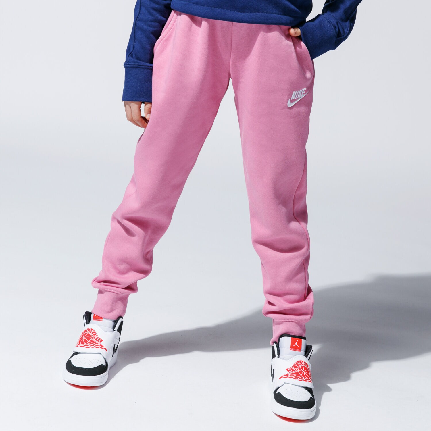Pantaloni pentru copii NIKE PANTALONI SPORTSWEAR BV2720-693 Roz