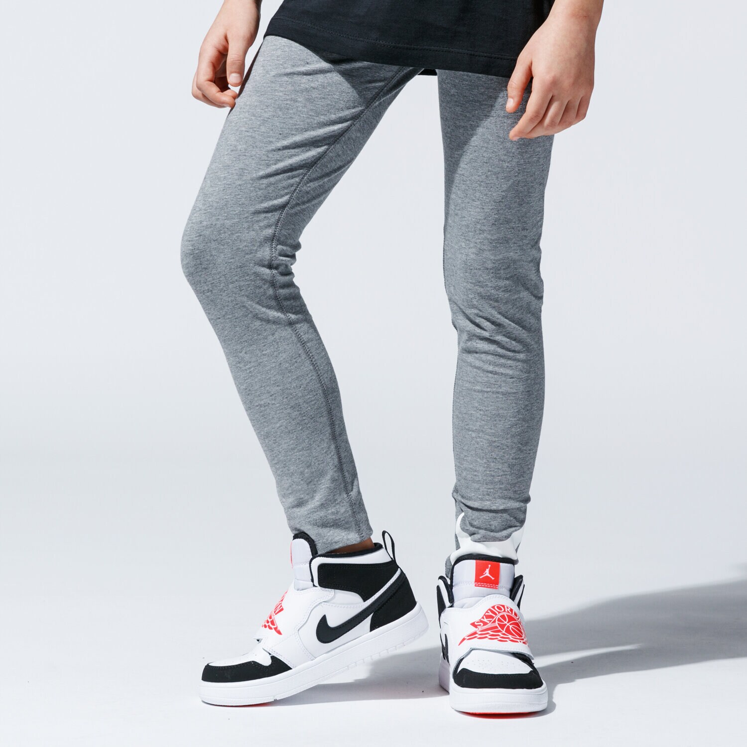 Pantaloni pentru copii NIKE COLANȚI SPORTSWEAR AR4076-092 Gri