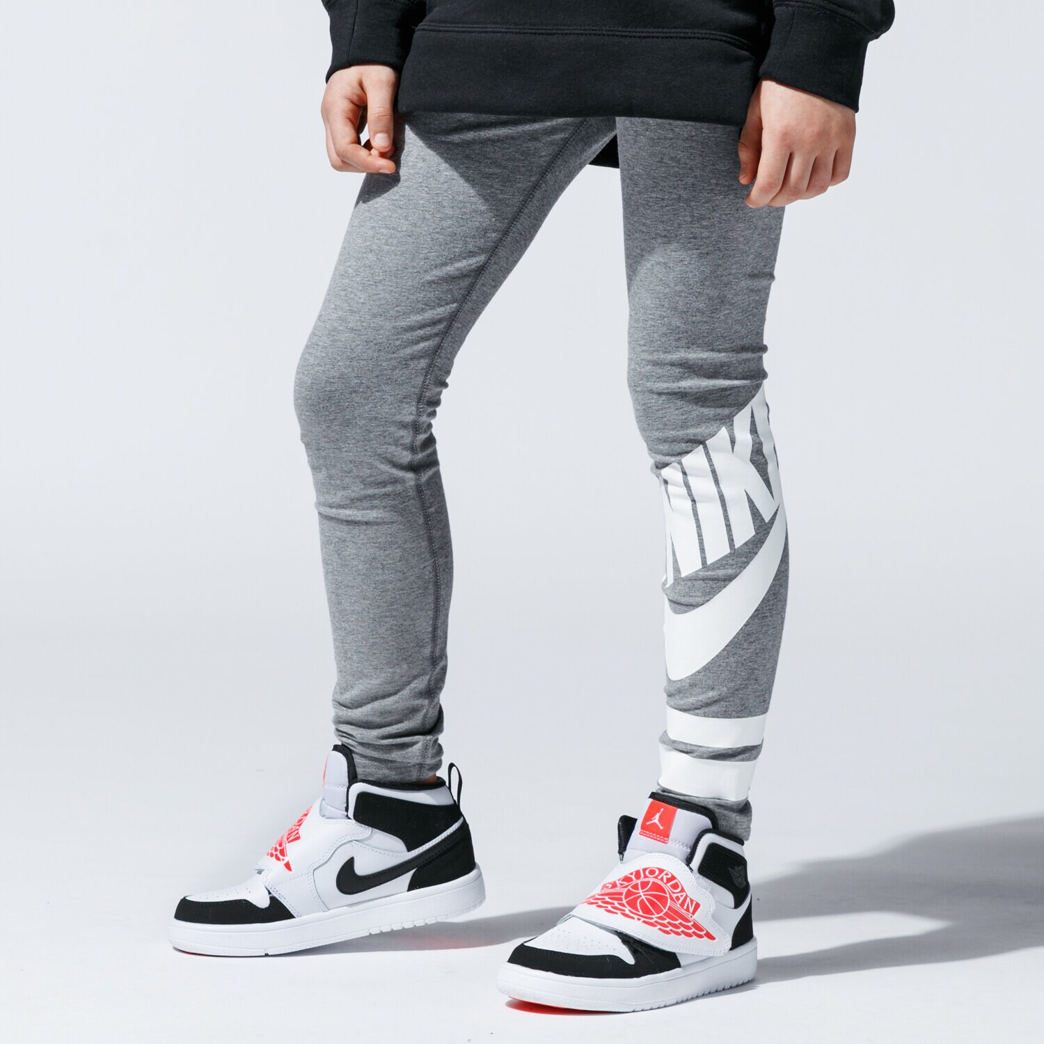 Pantaloni pentru copii NIKE COLANȚI SPORTSWEAR 939447-093 Gri
