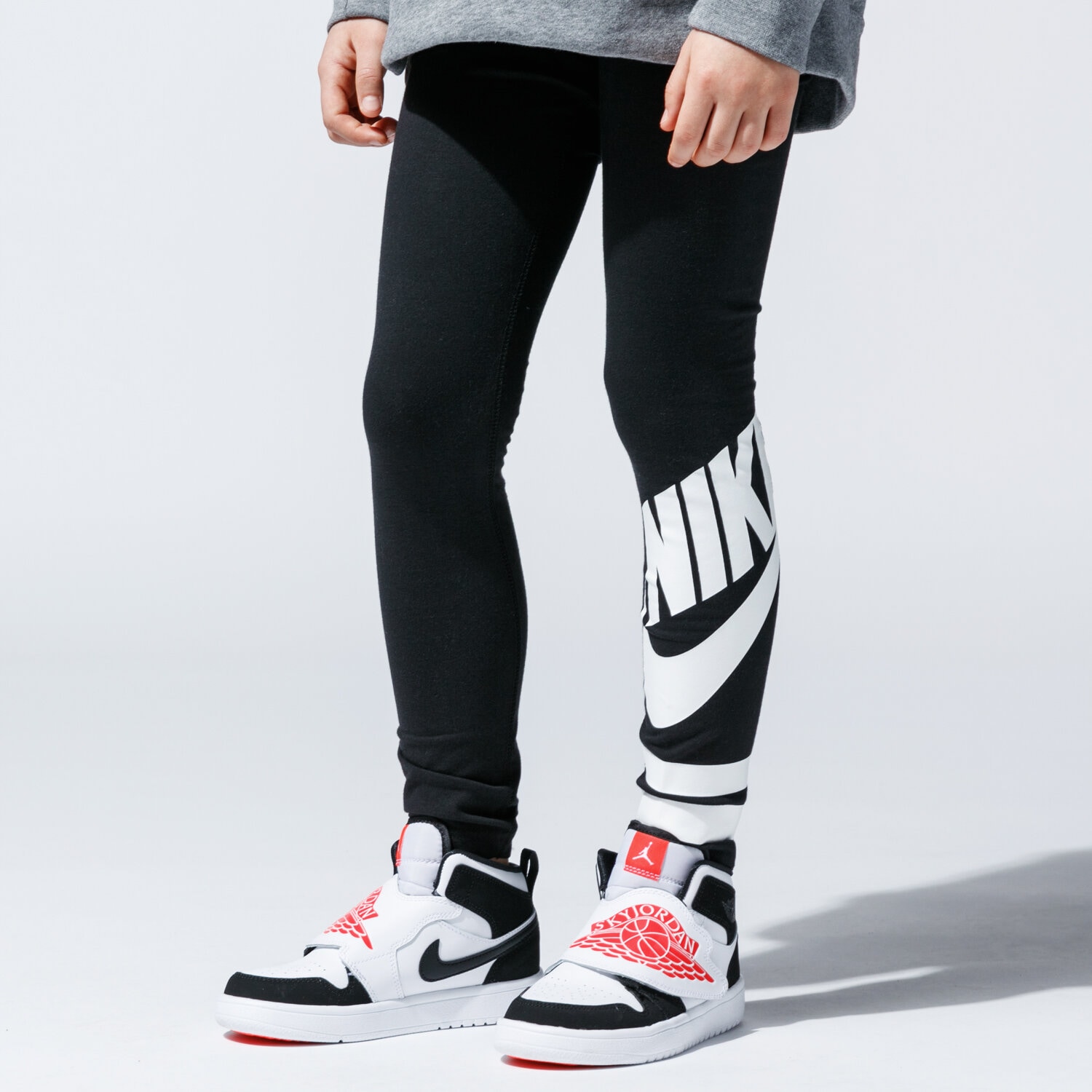 Pantaloni pentru copii NIKE COLANȚI SPORTSWEAR 939447-010 Negru