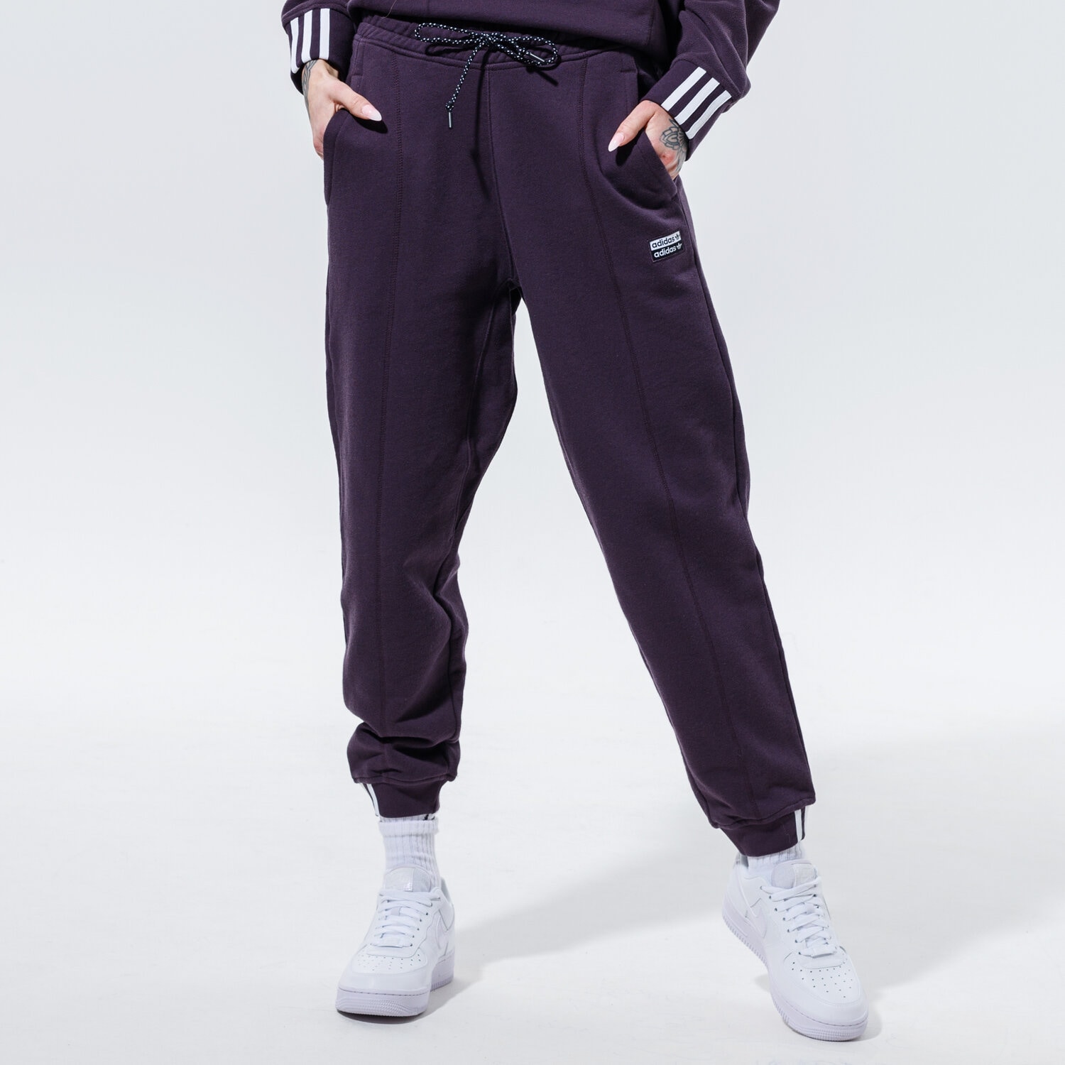Femei pantaloni ADIDAS PANTALONI  REGULAR JOGGER GD3890 Violet