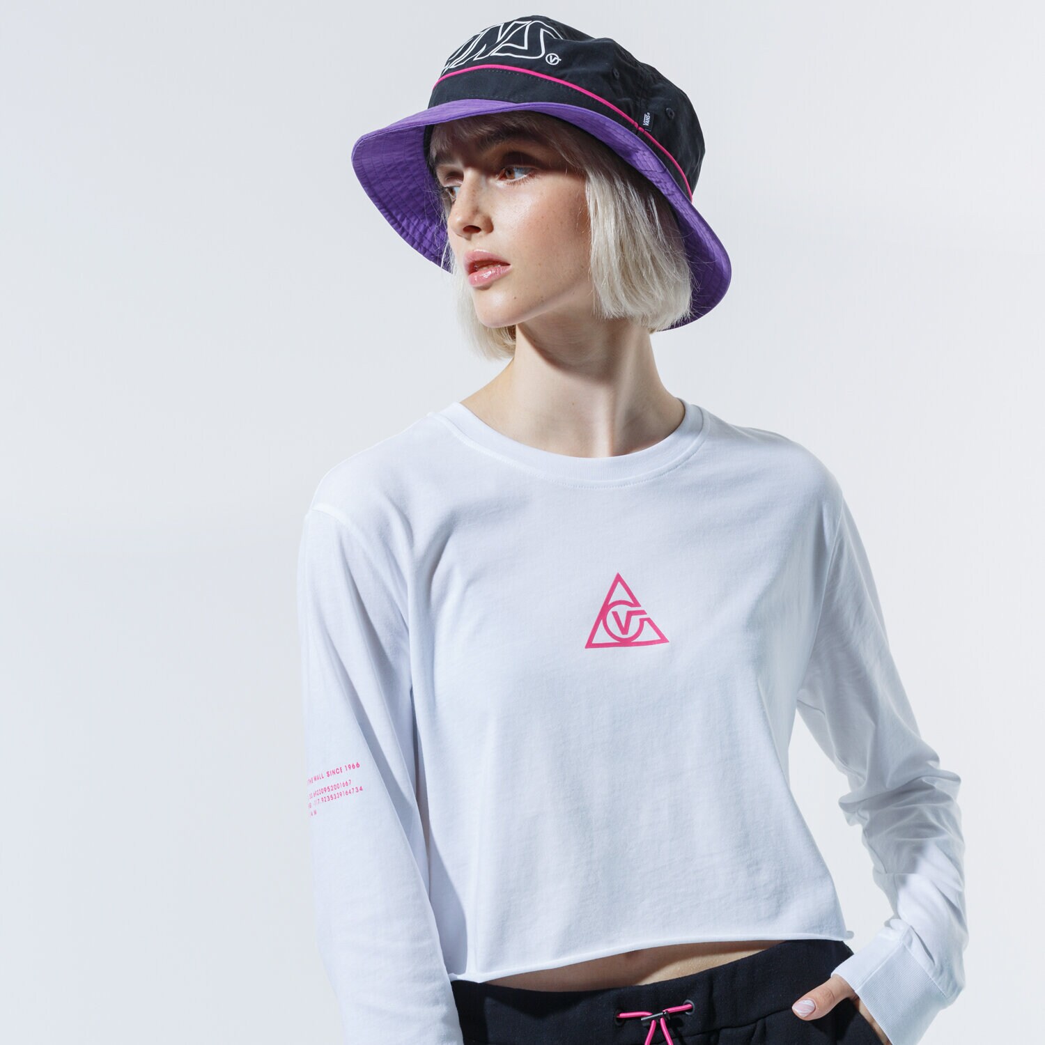 Femei bluză VANS BLUZĂ 66 SUPPLY TRI LS BF CROP VN0A53OQWHT1 Alb