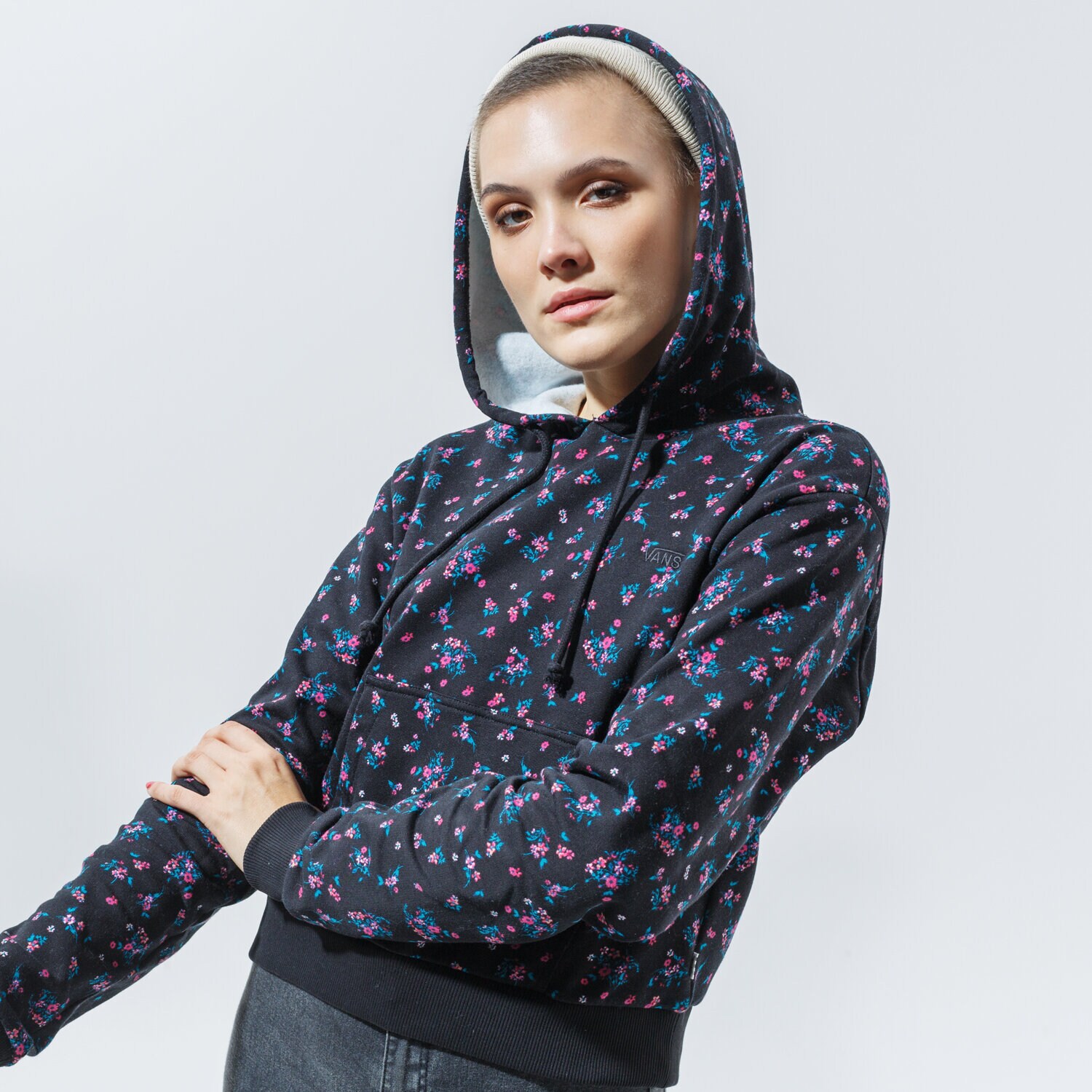 Femei bluză VANS BLUZĂ CU GLUGĂ BEAUTY FLORAL HOODIE VN0A4S9EBLK1 Negru