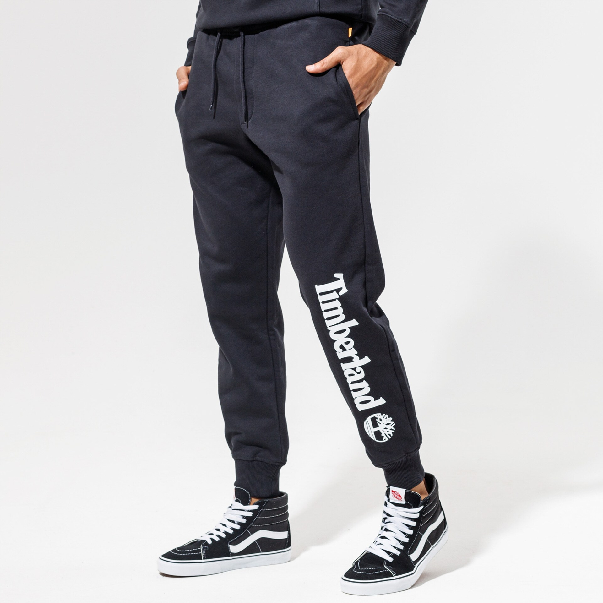 Bărbați pantaloni TIMBERLAND PANTALONI  YC CORE TREE LOGO SWEATPANT LOGO SWEAT TB0A2BVF0011 Negru