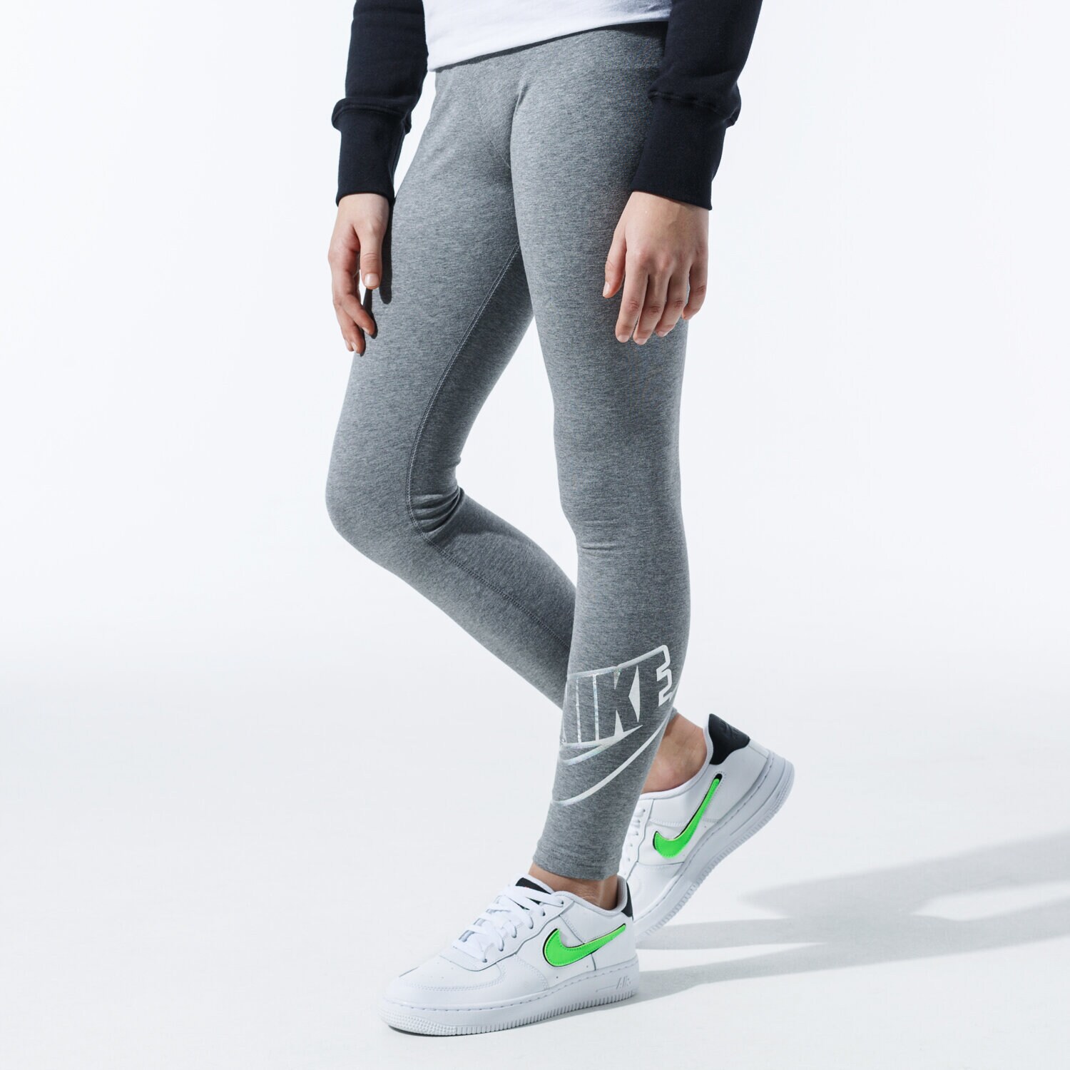Pantaloni pentru copii NIKE COLANȚI G NSW LGGNG FAVORITES SHINE CQ4221-091 Gri
