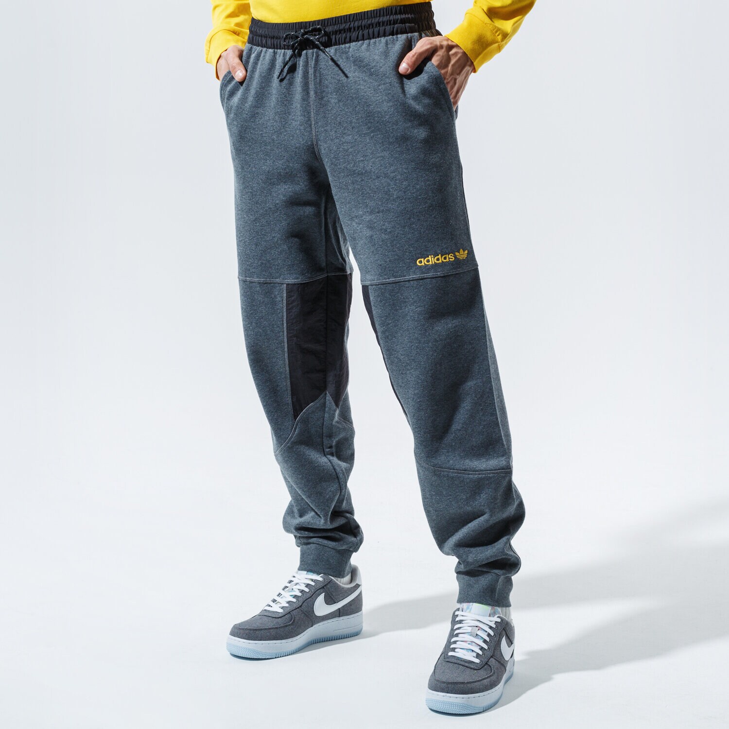Bărbați pantaloni ADIDAS PANTALONI ADV FIELD PANT GD5594 Gri