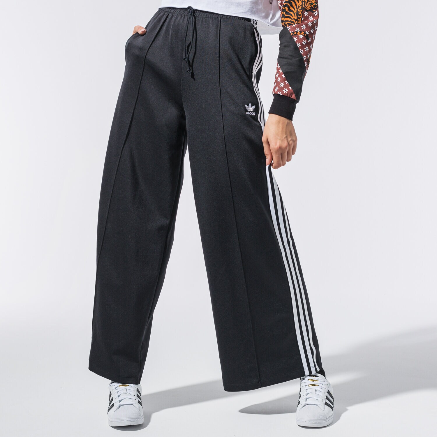 Femei pantaloni ADIDAS PANTALONI  RELAXED PANT PB GD2273 Negru