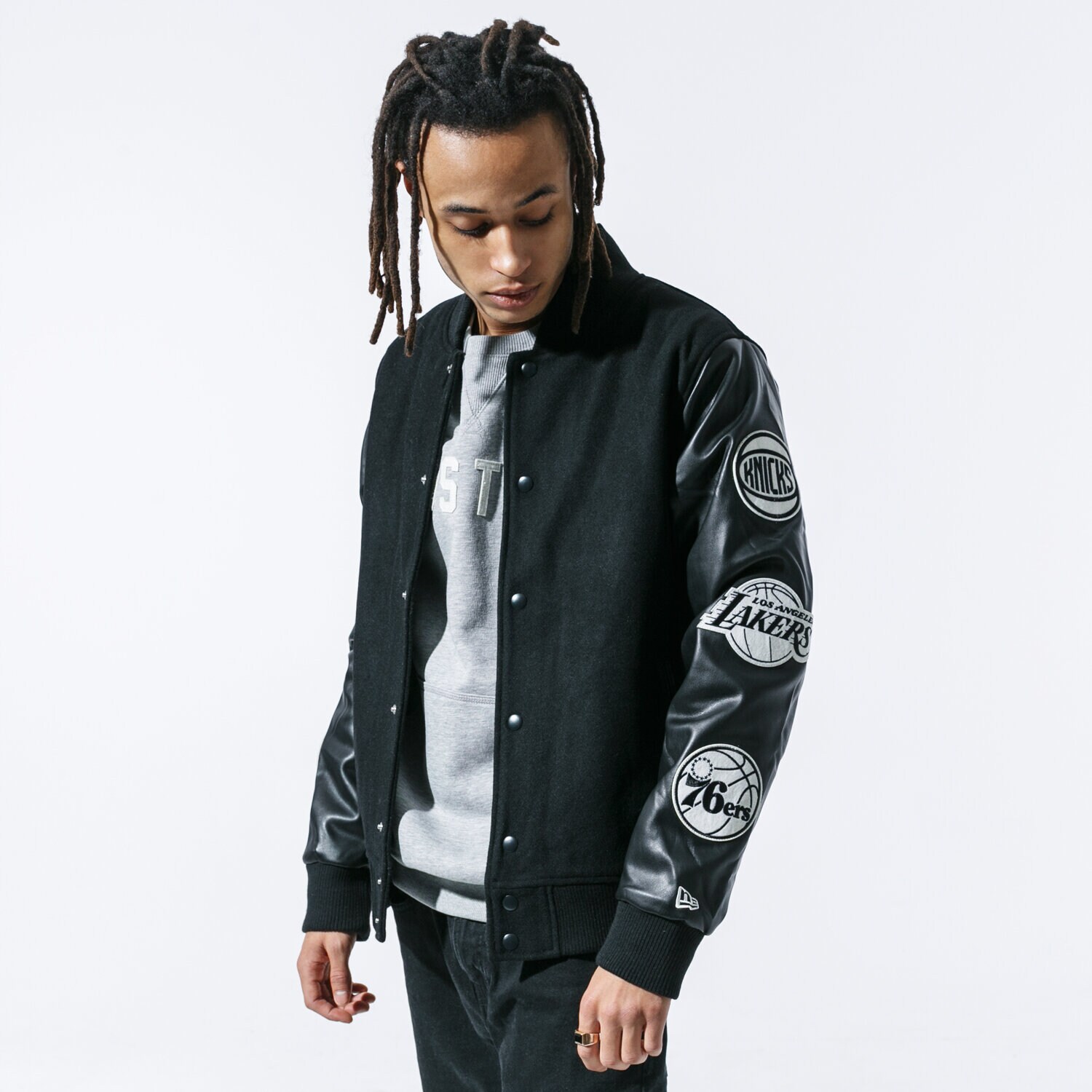 Bărbați jachetă NEW ERA JACHETĂ NBA PATCH VARSITY JACKET NBA ALL OVER BLK 12123906 Negru