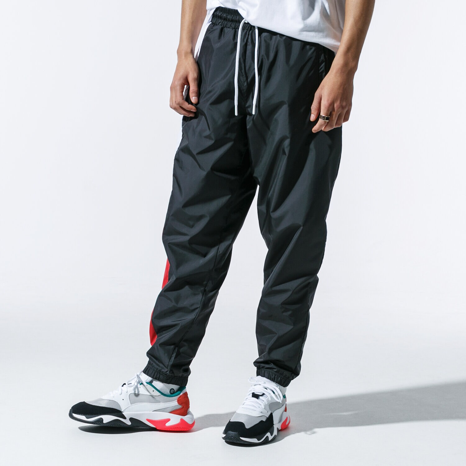 Bărbați pantaloni NEW ERA PANTALONI  COLOUR TRACK PANT BLKRED NEW ERA BLKWHIFD 12123956 Negru