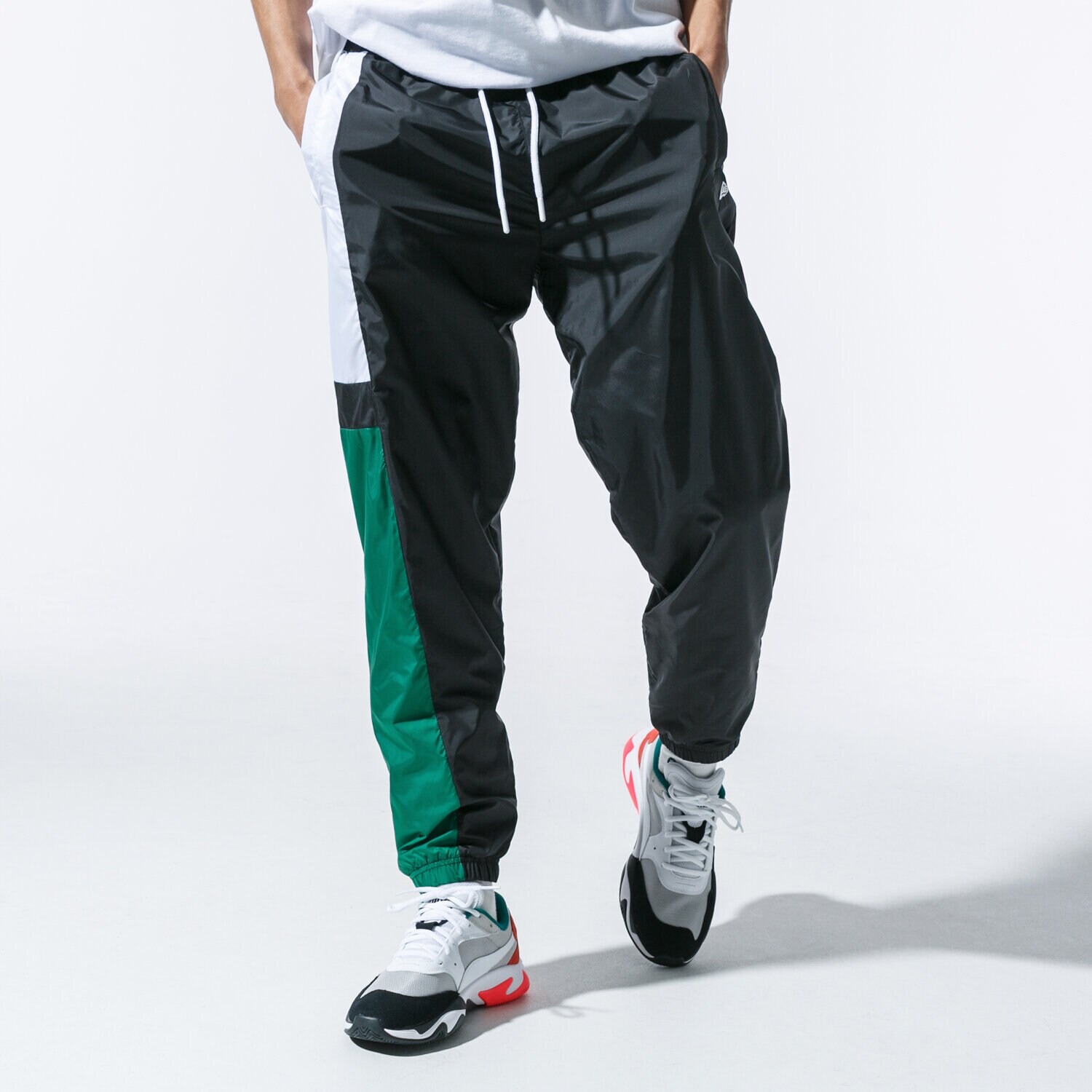 Bărbați pantaloni NEW ERA PANTALONI  COLOUR TRACK PANT BLKGRN NEW ERA BLKTRPWH 12123955 Negru