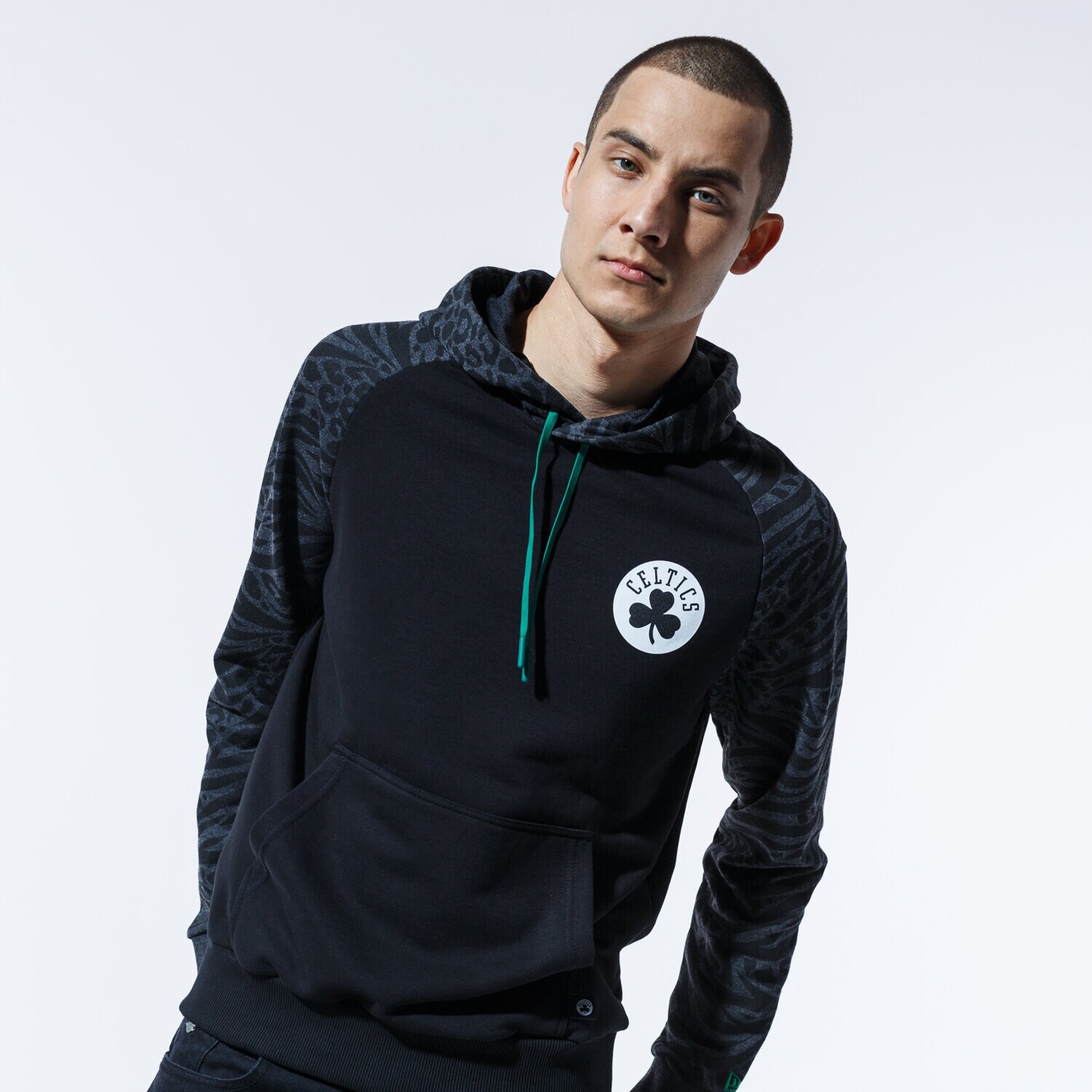 Bărbați bluză NEW ERA BLUZĂ CU GLUGĂ NBA PRINT PANEL HOODY BOSCEL BLK 12369774 Negru