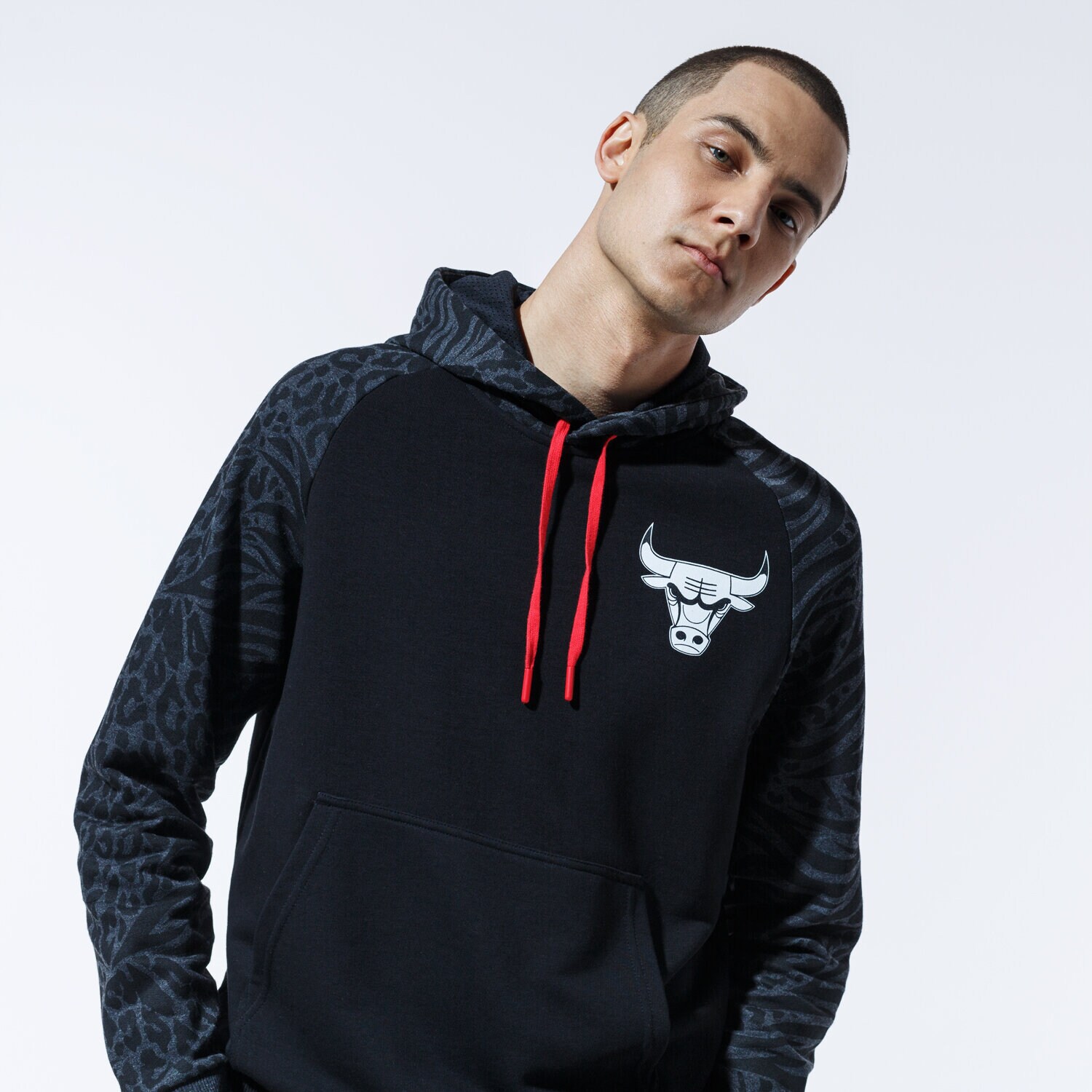 Bărbați bluză NEW ERA BLUZĂ CU GLUGĂ NBA PRINT PANEL HOODY CHIBUL BLK 12369773 Negru