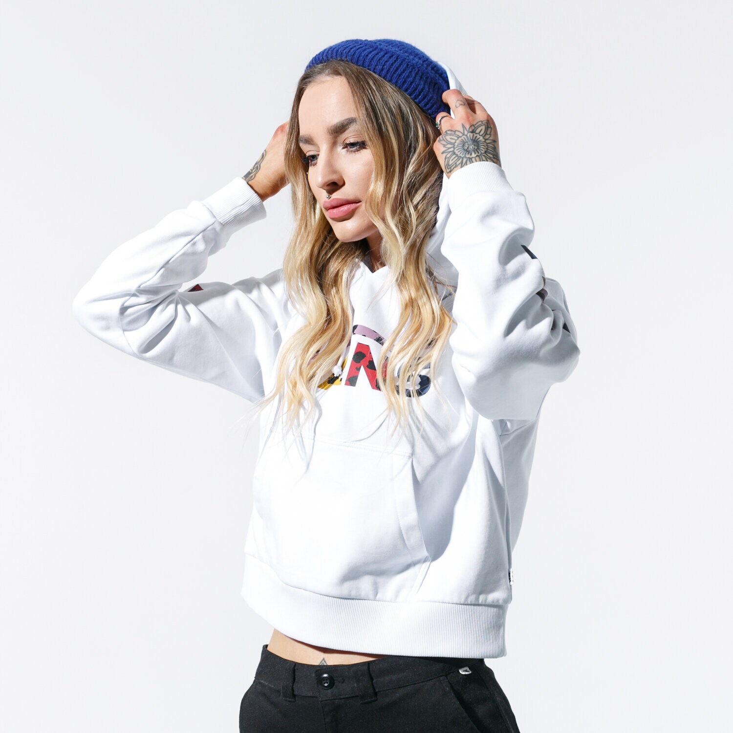 Femei bluză VANS BLUZĂ CU GLUGĂ WYLD TANGLE CROP VN0A4BEQWHT1 Alb