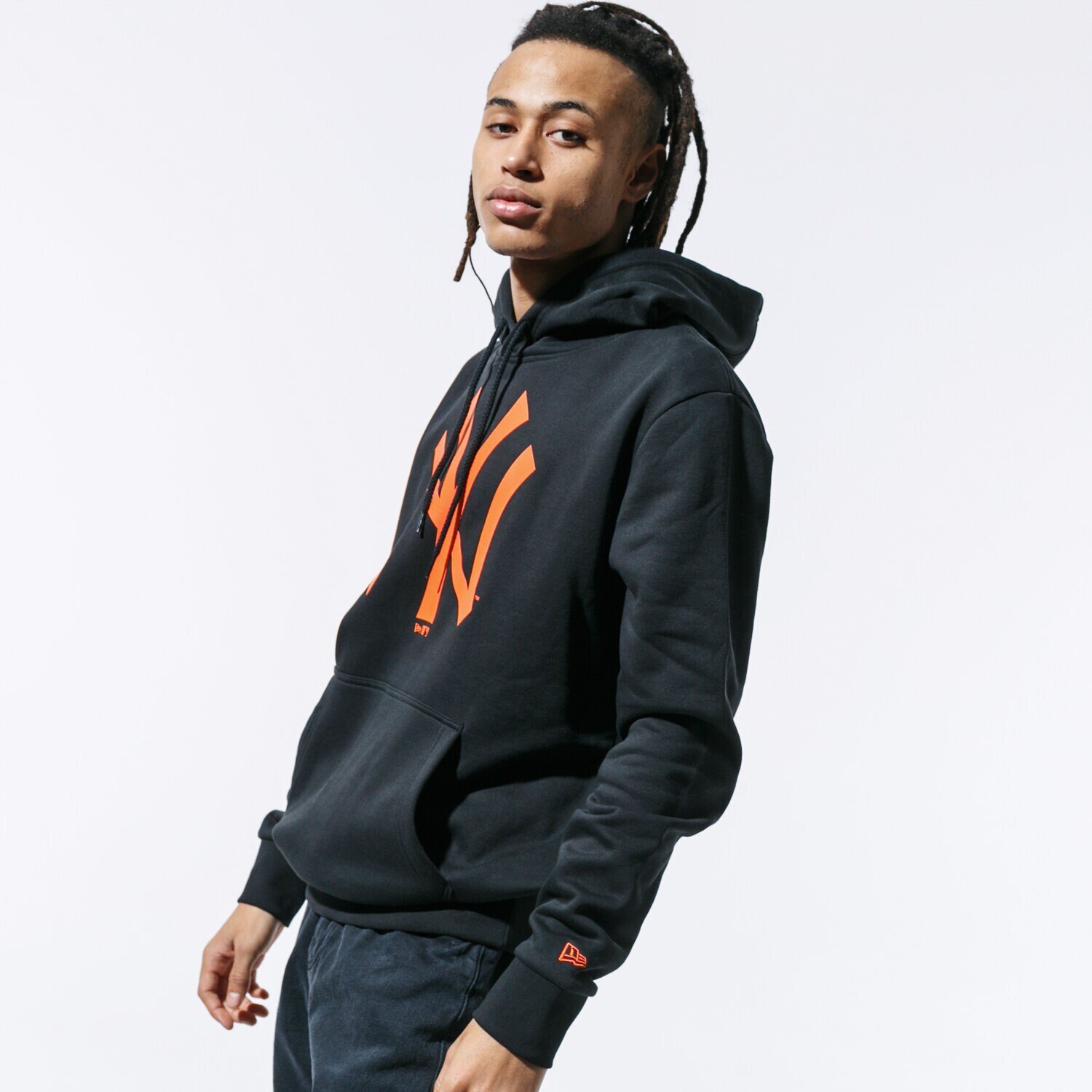 Bărbați bluză NEW ERA BLUZĂ CU GLUGĂ MLB HOODY NYY BLKORANGE NEW YORK YANK 12123927 Negru