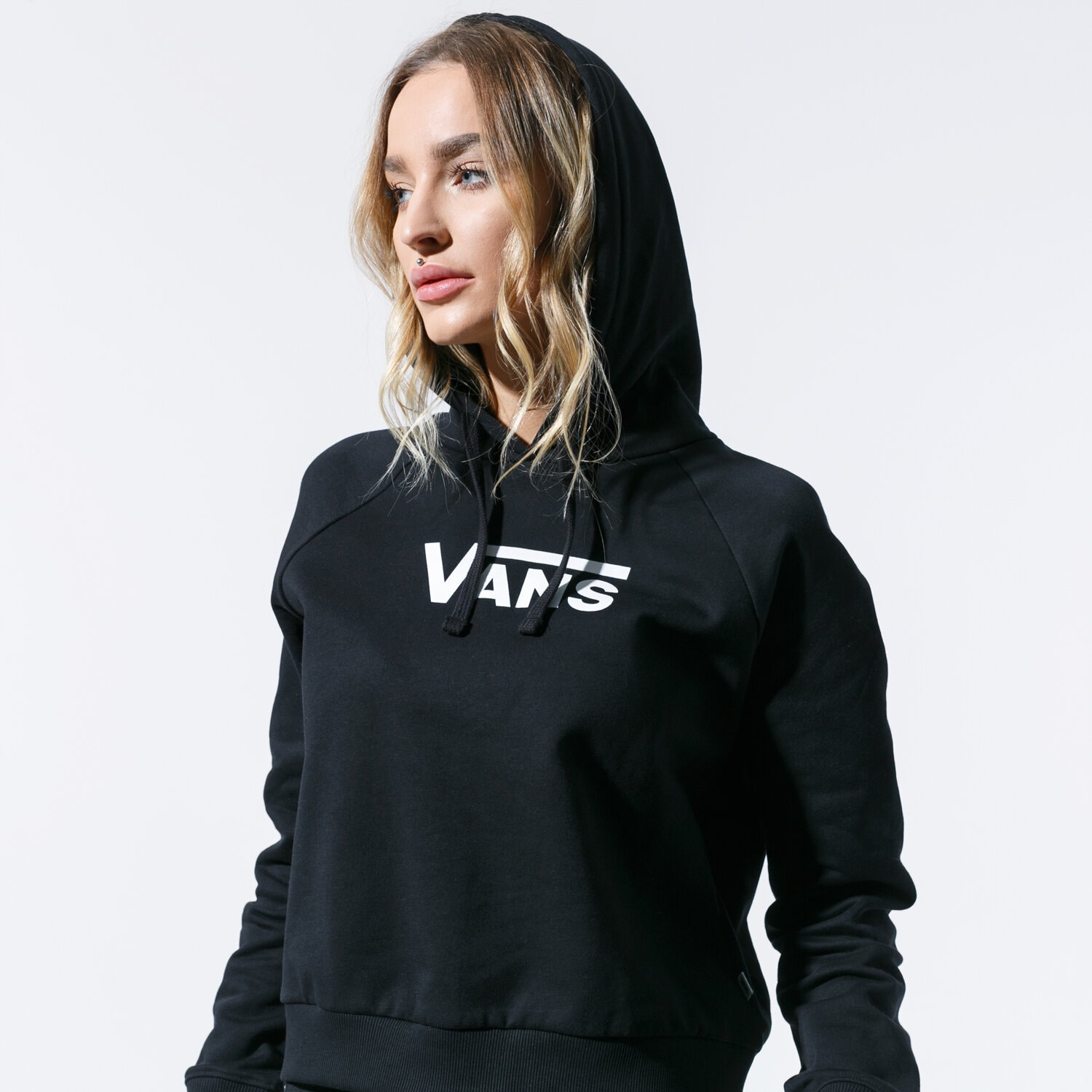 Femei bluză VANS BLUZĂ CU GLUGĂ FLYING V BOXY HOODIE VN0A47TCBLK1 Negru