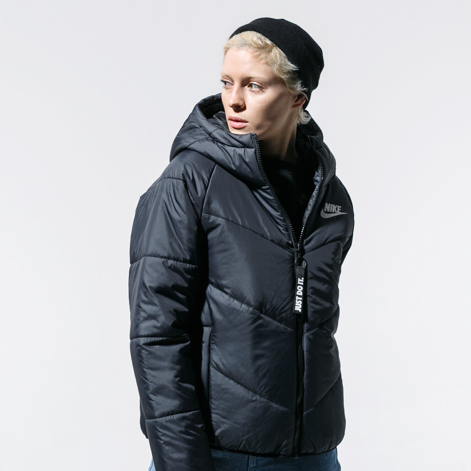 Femei geacă de iarnă NIKE JACHETĂ W NSW WR SYN FILL JKT HD BV2906-010 Negru