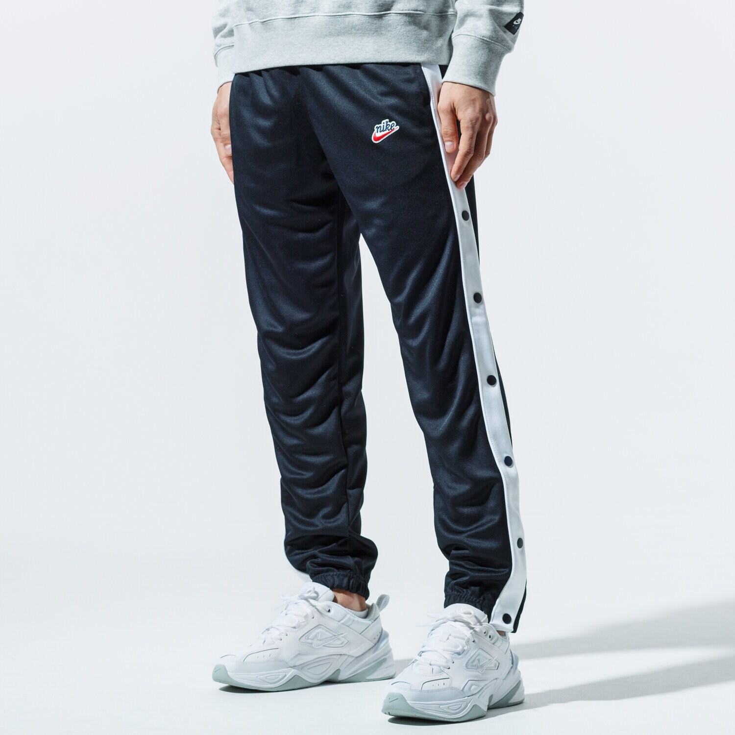 Bărbați pantaloni NIKE PANTALONI  M NSW HE PANT TEARAWAY PK BV2627010 Negru