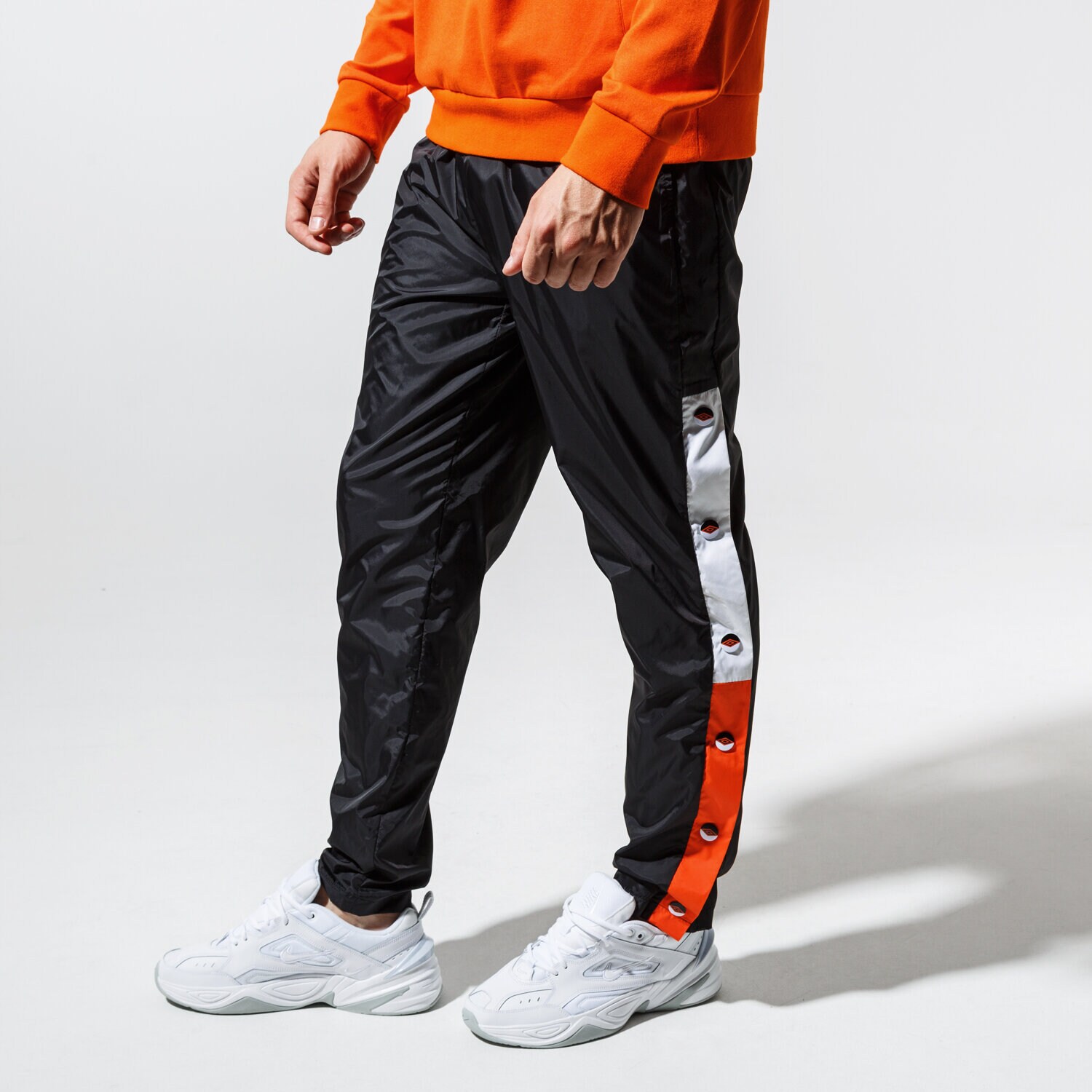 Bărbați pantaloni UMBRO PANTALONI  CLASSIC SNAP PANTS UL39SPM84001 Negru