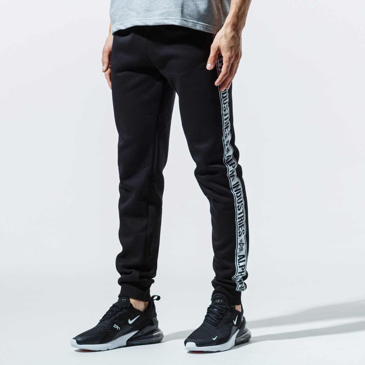 Bărbați pantaloni ALPHA INDUSTRIES PANTALONI  AI TAPE JOGGER 19837303 Negru