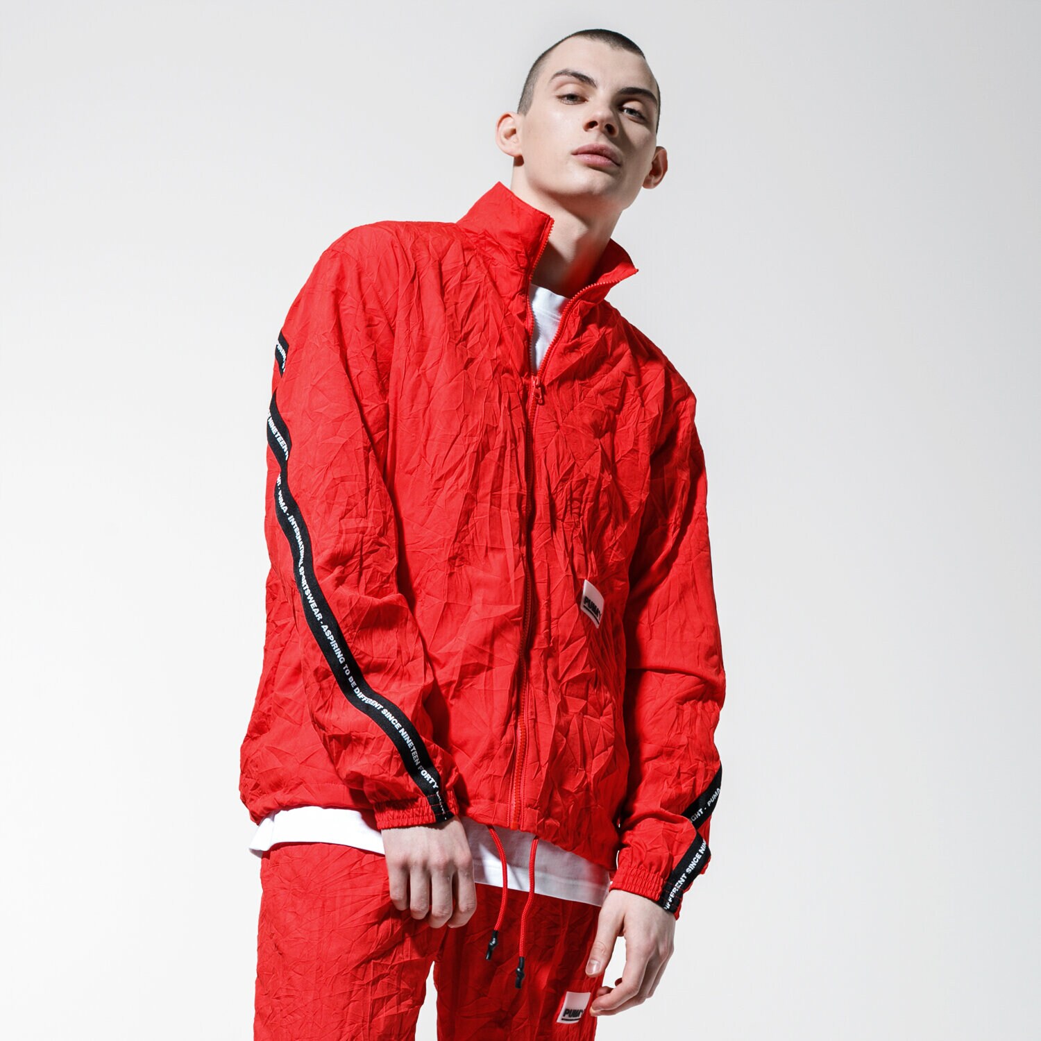 Bărbați jachetă PUMA JACHETĂ POLIAMIDĂ AVENIR WOVEN TRACK TOP 59647011 Roșu