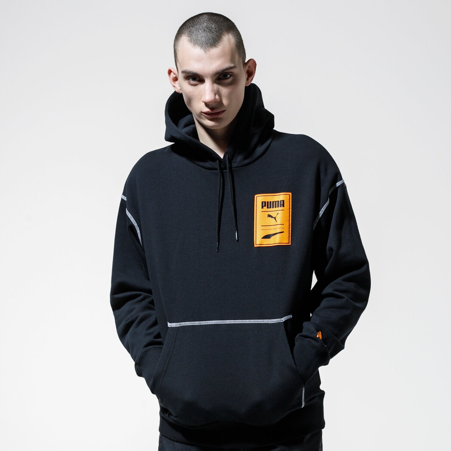 Bărbați bluză PUMA BLUZĂ CU GLUGĂ RECHECK PACK GRAPHIC HOODIE 59788601 Negru
