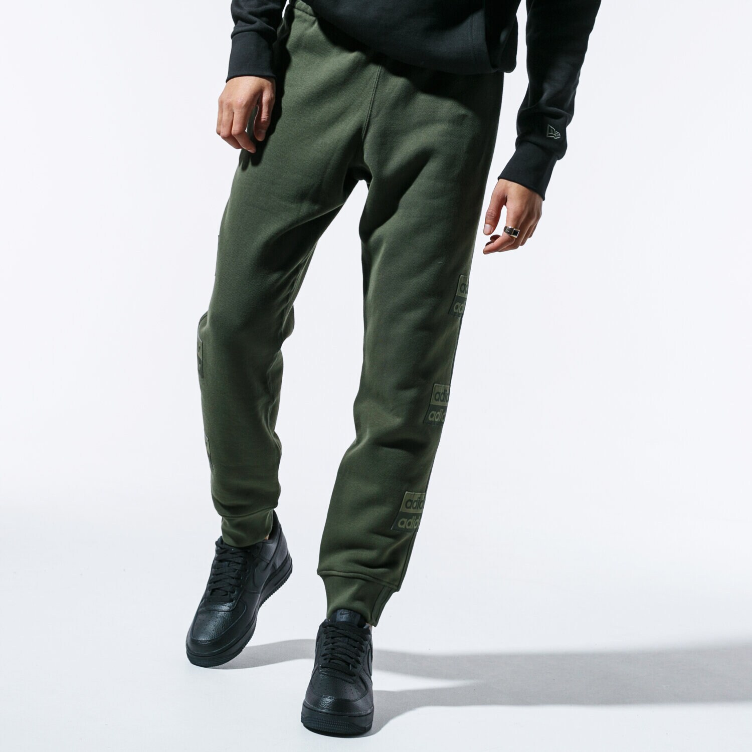 Bărbați pantaloni ADIDAS PANTALONI  VOCAL D SWEATP ED7214 Kaki