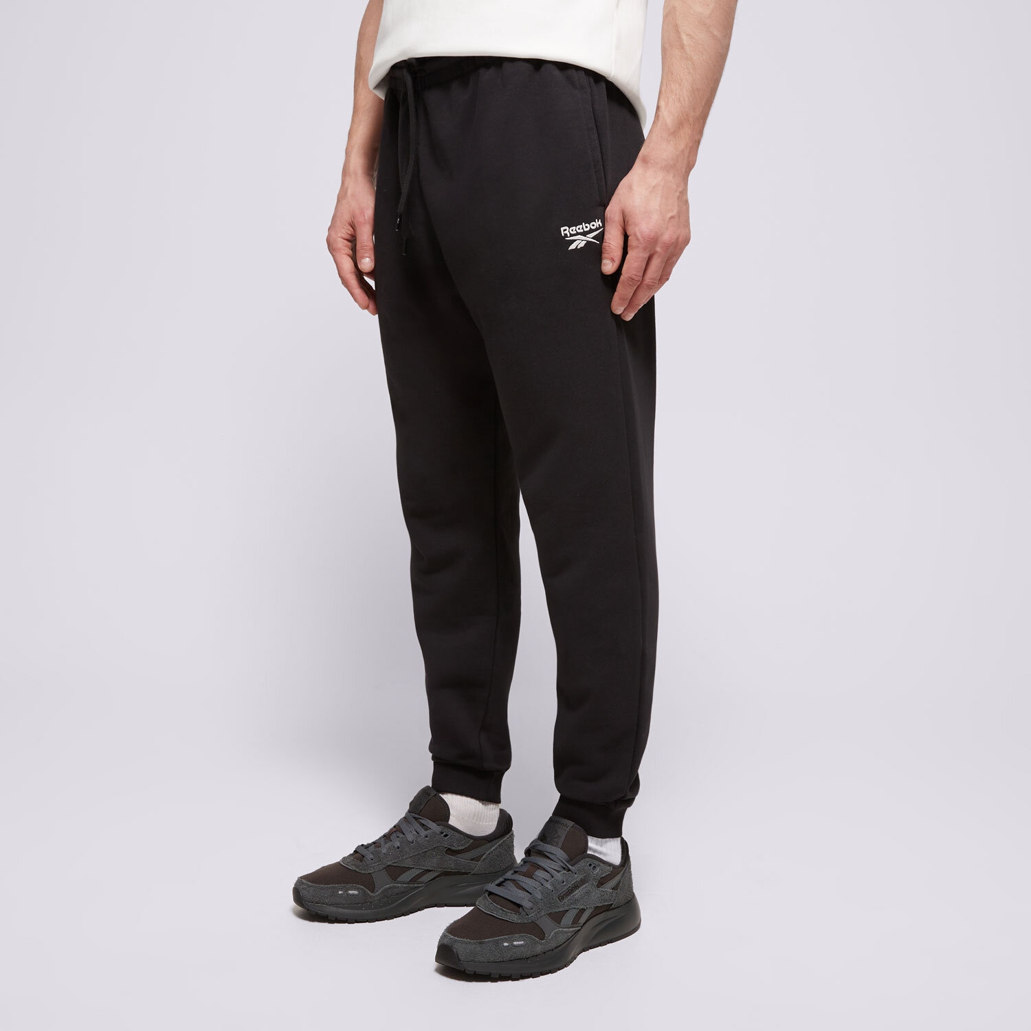 Bărbați pantaloni REEBOK PANTALONI  RI FT LEFT LEG JOGGER HS7376_100065295 Negru