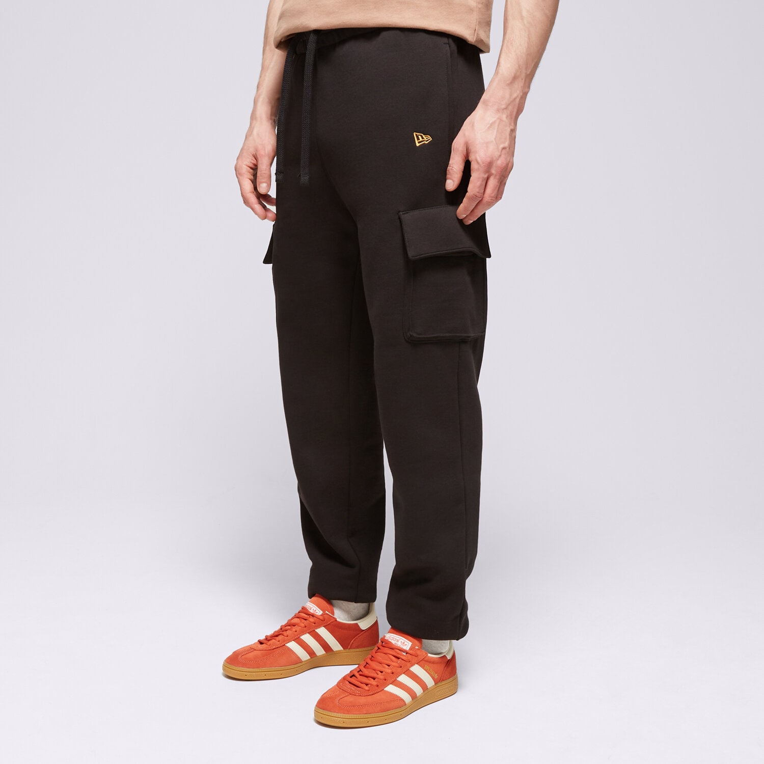 Bărbați pantaloni NEW ERA PANTALONI  NE SCRIPT CARGO NONE 60435397 Negru