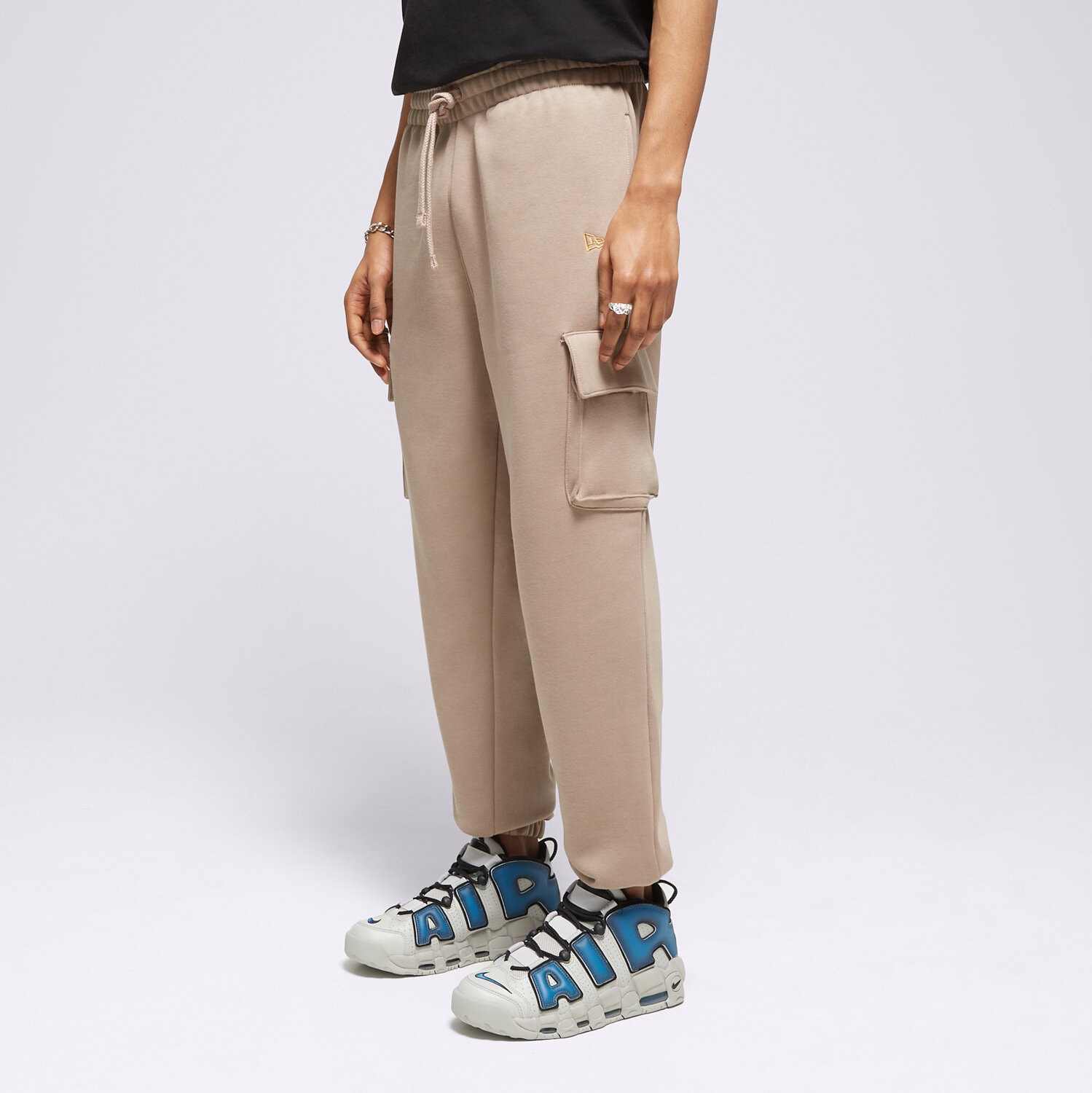 Bărbați pantaloni NEW ERA PANTALONI  NE SCRIPT CARGO NONE 60435406 Maro