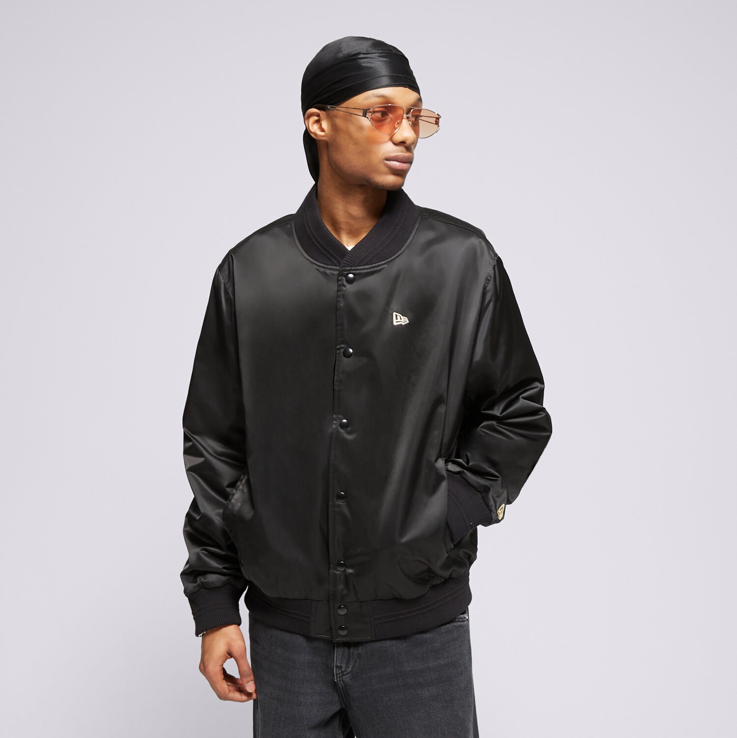 Bărbați eacă de iarnă NEW ERA JACHETĂ NE SATIN BOMBER NONE 60435373 Negru