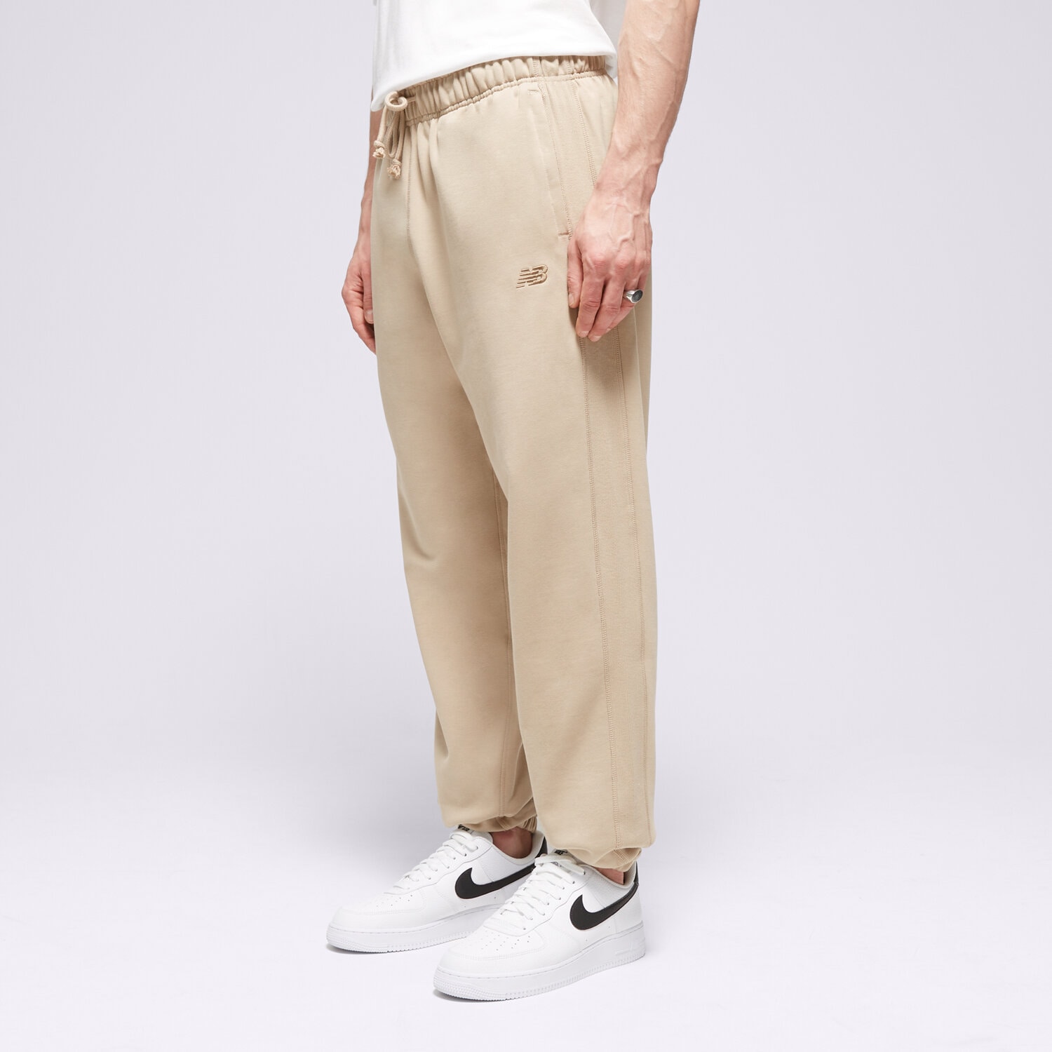 Bărbați pantaloni NEW BALANCE PANTALONI  ATHLETICS   FRENCH TERRY JOGGER MP41508SOT Bej