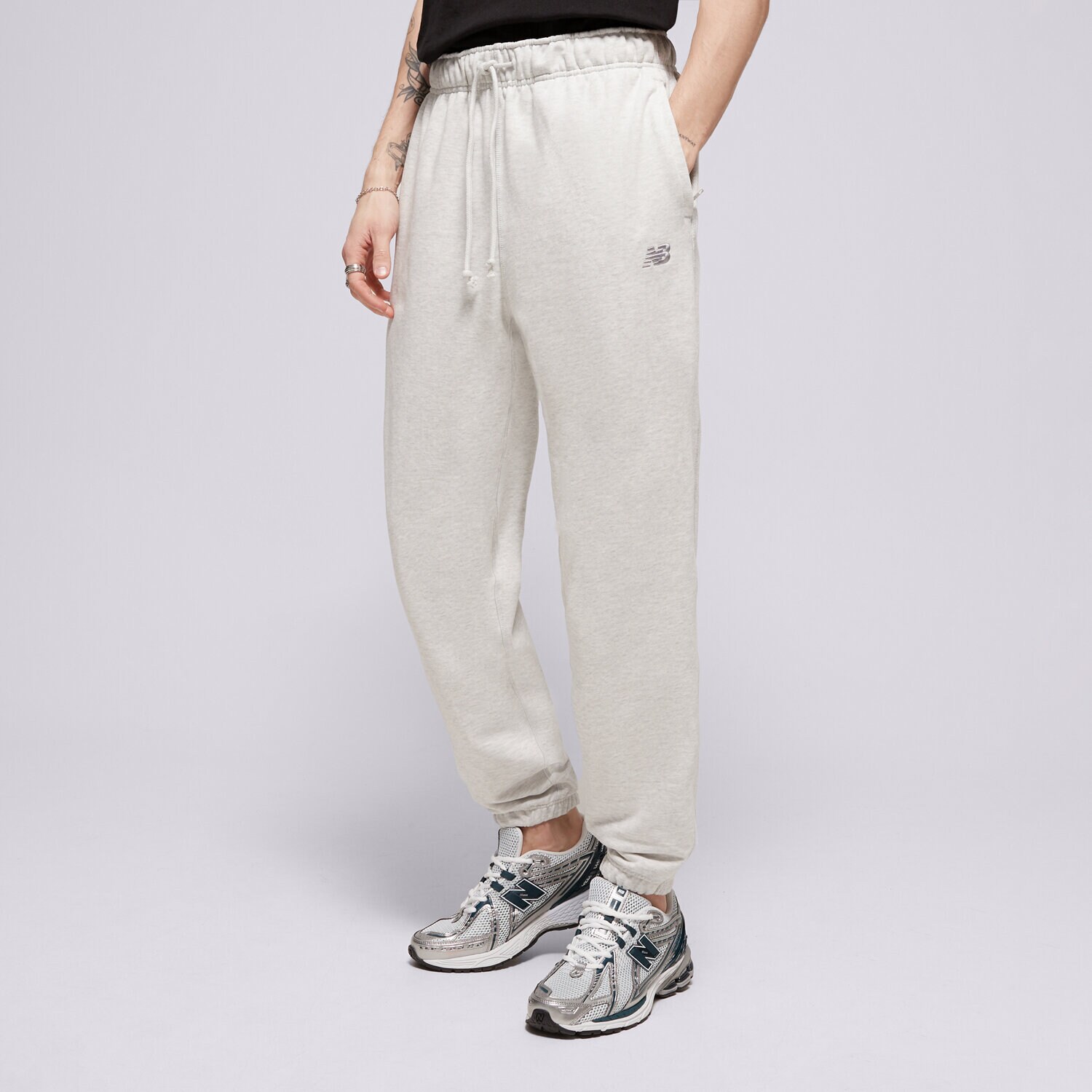Bărbați pantaloni NEW BALANCE PANTALONI  ATHLETICS   FRENCH TERRY JOGGER MP41508AHH Gri