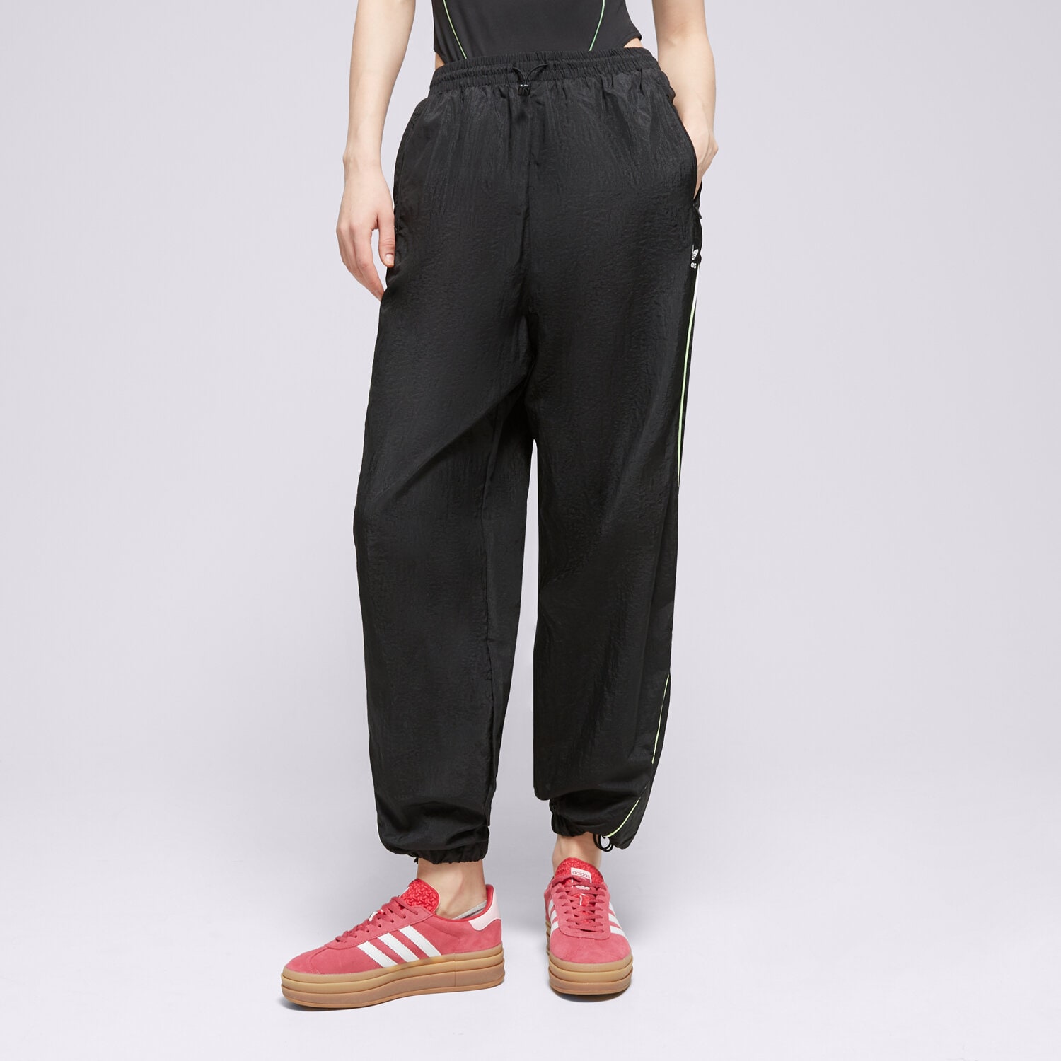 Femei pantaloni ADIDAS PANTALONI  FR PARACHT PANT IT9698 Negru