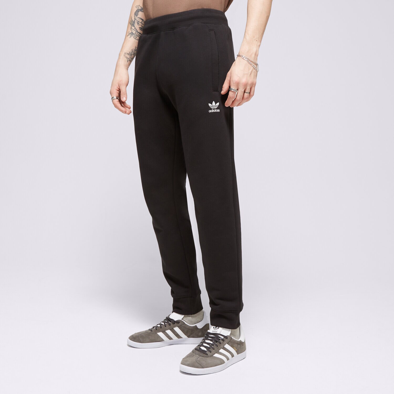 Bărbați pantaloni ADIDAS PANTALONI  ESSENTIALS PANT IR7798 Negru