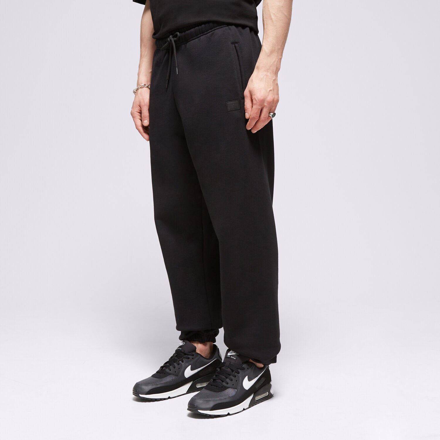 Bărbați pantaloni ALPHA INDUSTRIES PANTALONI  ALPHA ESSENTIALS RL JOGGER 14636403 Negru