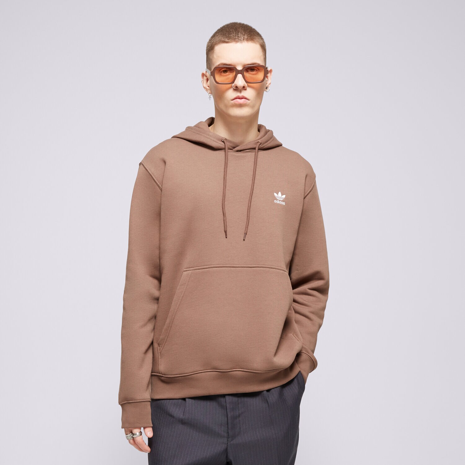 Bărbați bluză ADIDAS BLUZĂ CU GLUGĂ ESSENTIAL HOODY IR7786 Maro