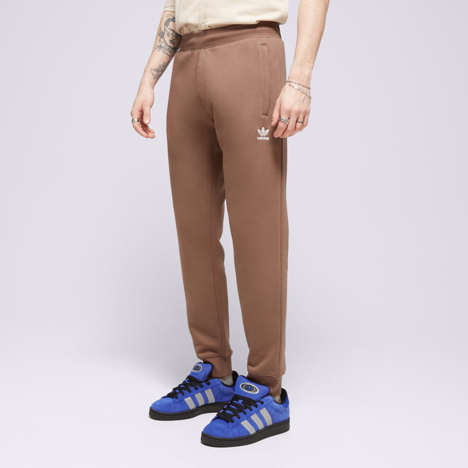 Bărbați pantaloni ADIDAS PANTALONI  ESSENTIALS PANT IR7799 Maro