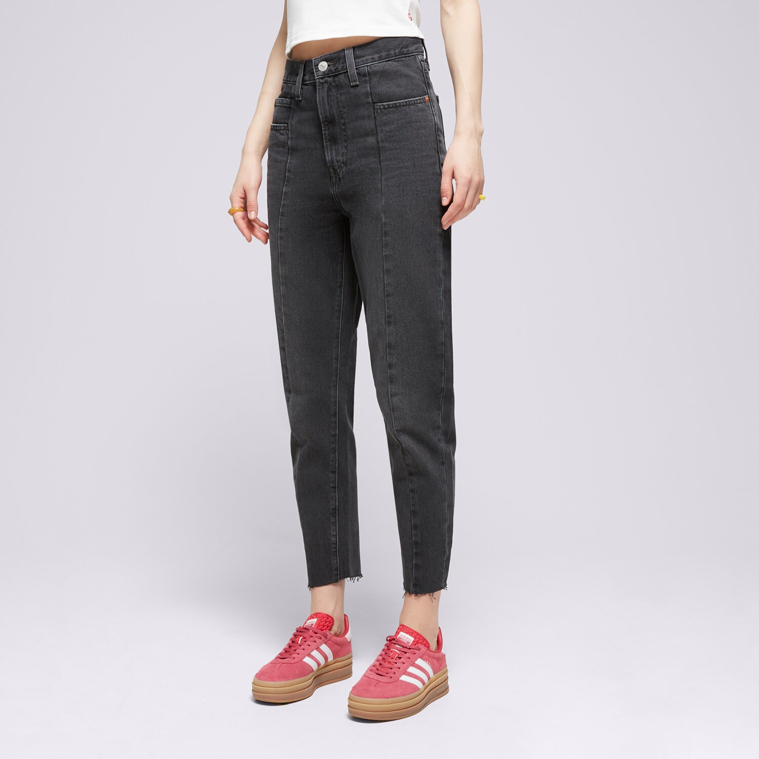Femei pantaloni LEVI'S PANTALONI  HW MOM JEAN ALTERED BLACKS A7466-0000 Gri