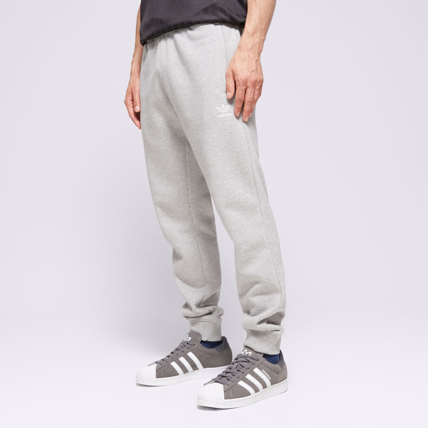 Bărbați pantaloni ADIDAS PANTALONI  ESSENTIALS PANT IR7803 Gri