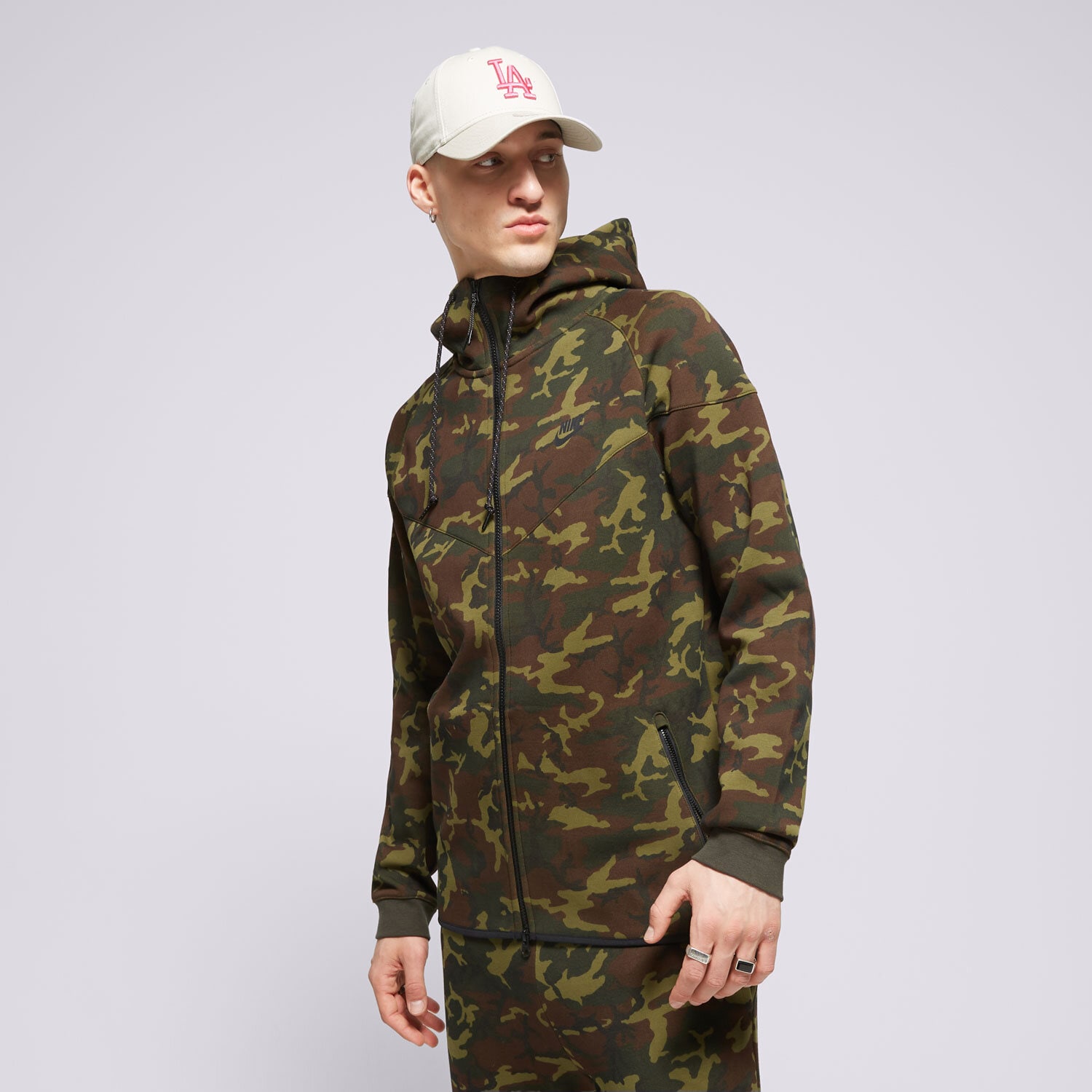 Bărbați bluză NIKE BLUZĂ CU GLUGĂ M NSW TCH FLC WR OGCAMO FN3929-355 Negru