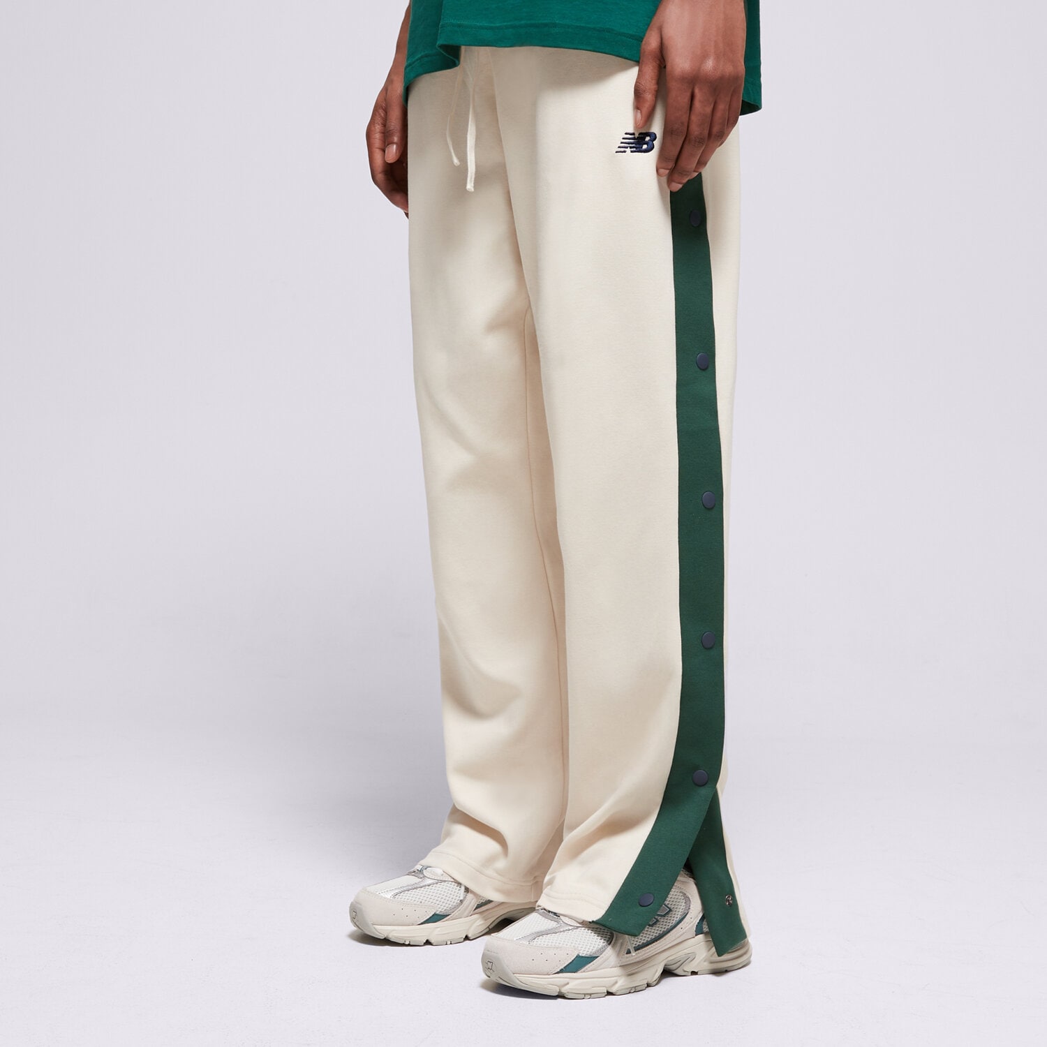 Bărbați pantaloni NEW BALANCE PANTALONI  SGH BASKETBALL TRACK MP41504LIN Alb