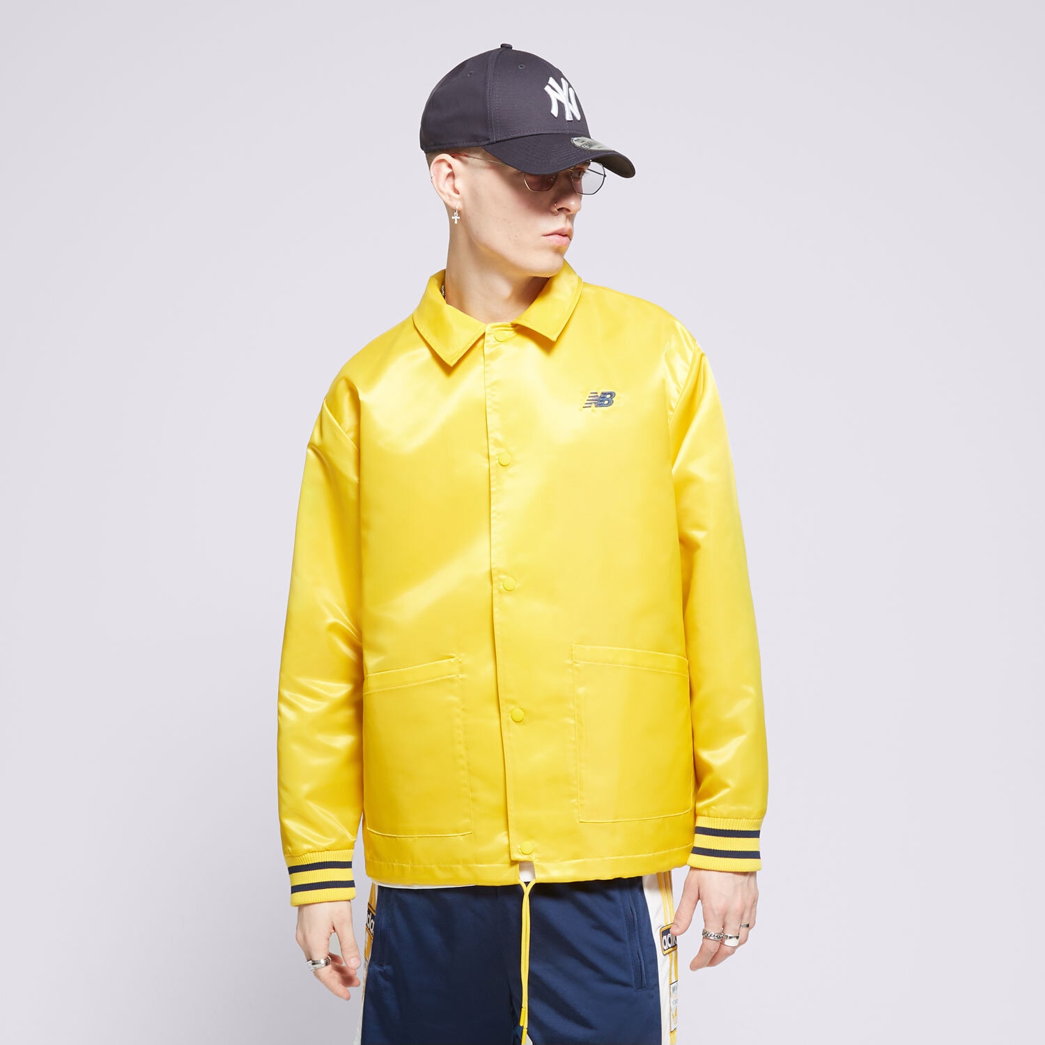 Bărbați jachetă NEW BALANCE JACHETĂ SGH COACHES JACKET MJ41553GGL Galben