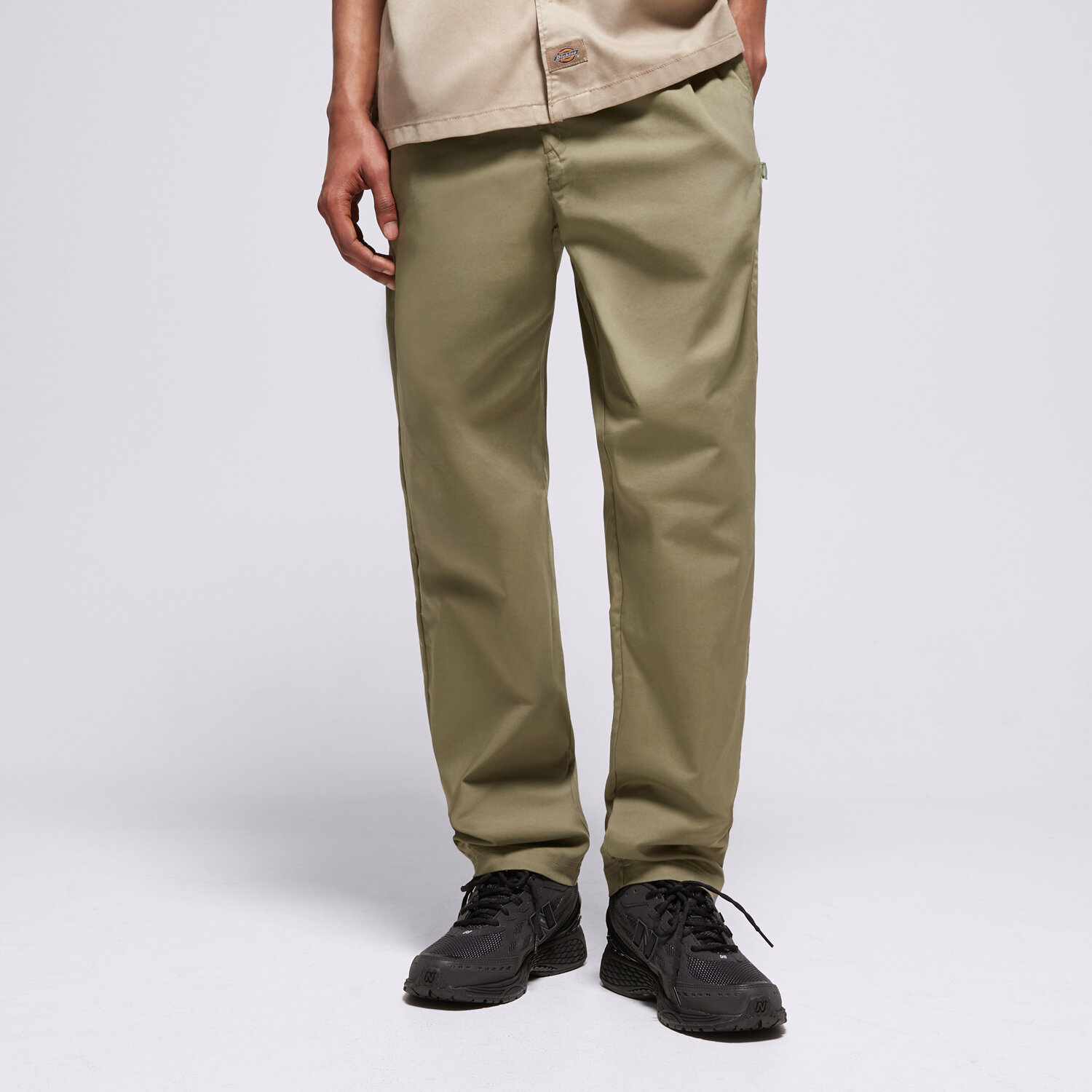 Bărbați pantaloni NEW BALANCE PANTALONI  ICON TWILL TAPERED MP41575DEK Kaki