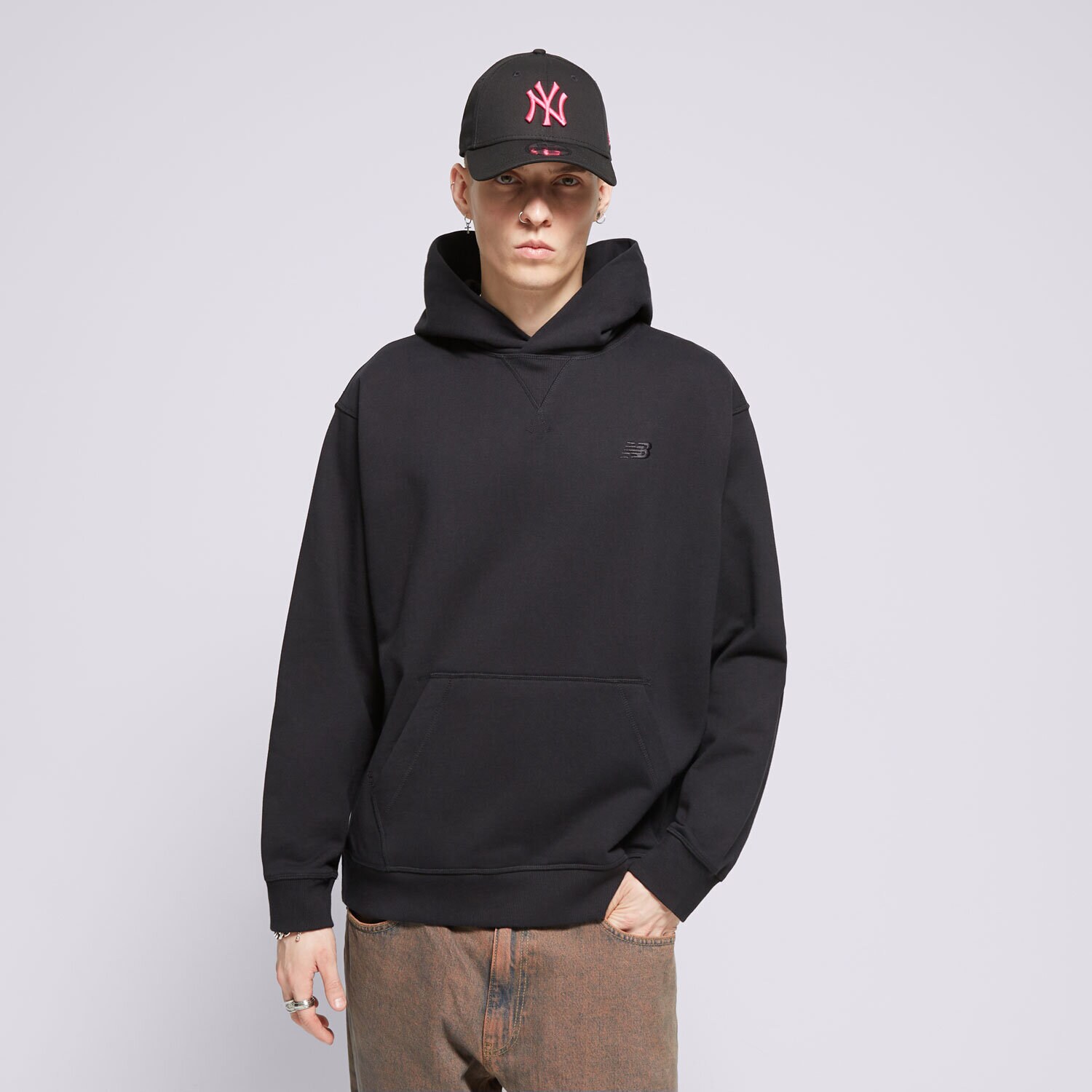 Bărbați bluză NEW BALANCE BLUZĂ CU GLUGĂ ATHLETICS MT41534BK Negru