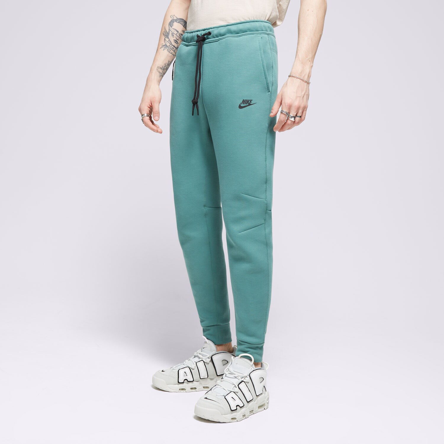 Bărbați pantaloni NIKE PANTALONI  TECH FLEECE FB8002-361 Verde
