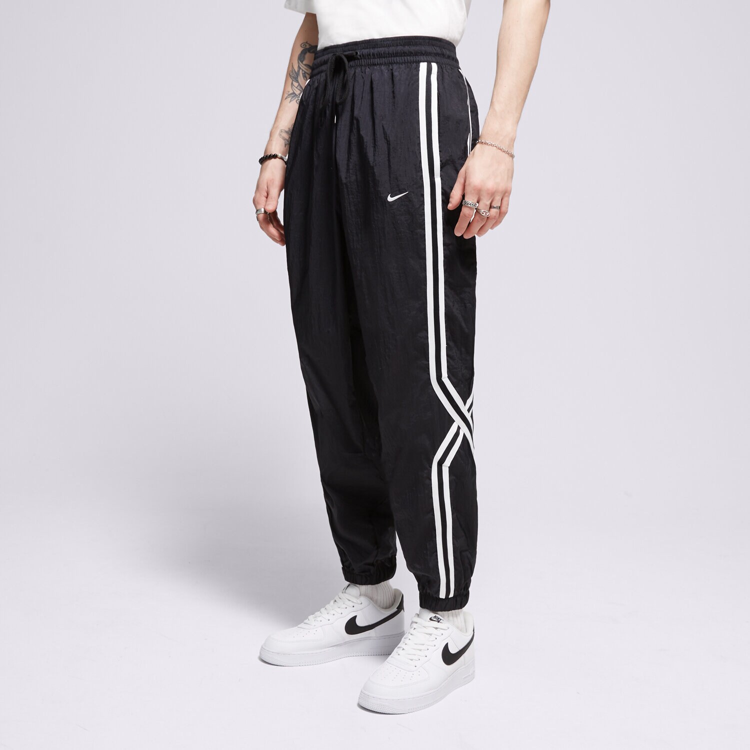 Bărbați pantaloni NIKE PANTALONI M NK DF DNA CRSOVR PANT SSNL FN2868-010 Negru