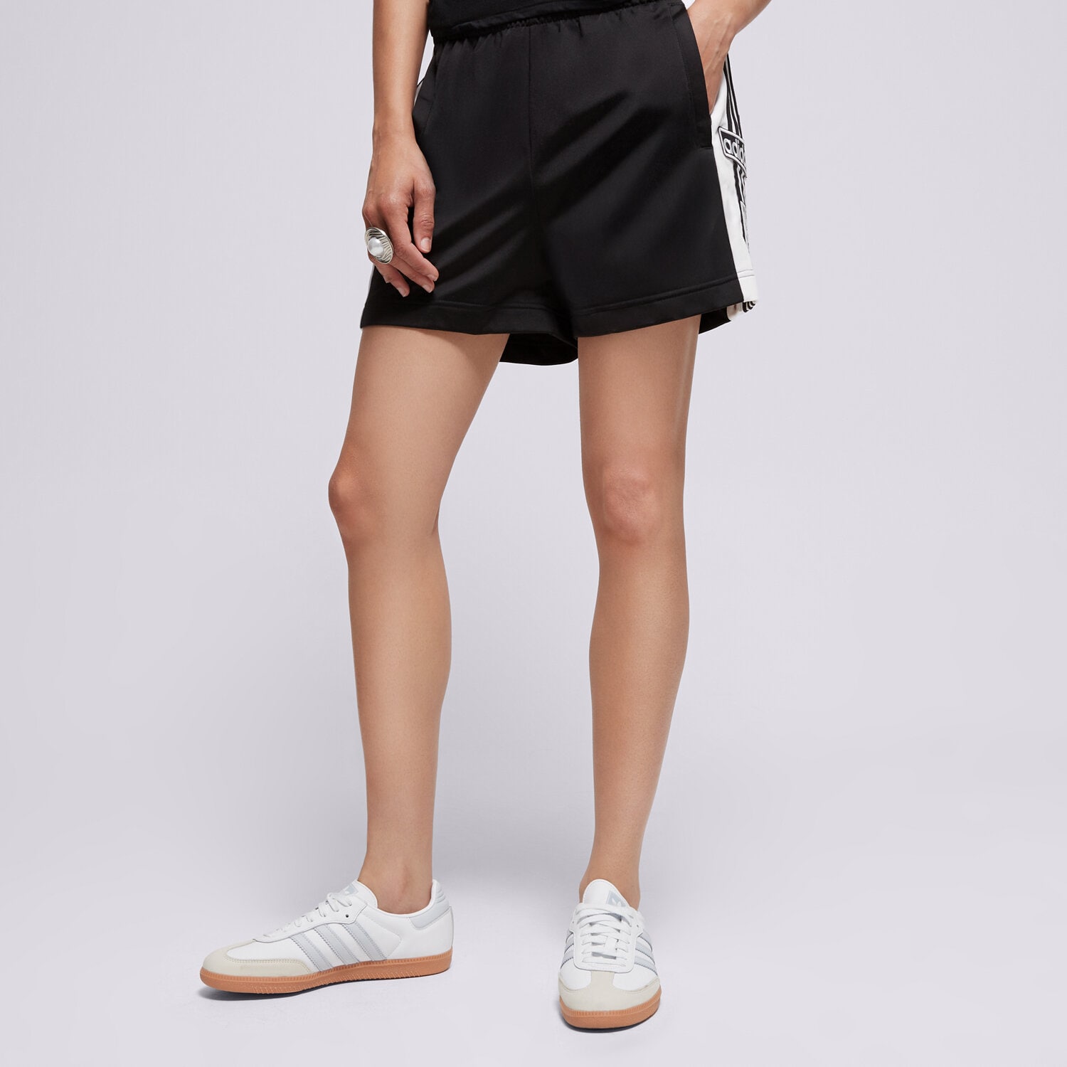 Femei pantaloni scurți ADIDAS PANTALONI SCURȚI ADIBREAK SHORT IU2518 Negru