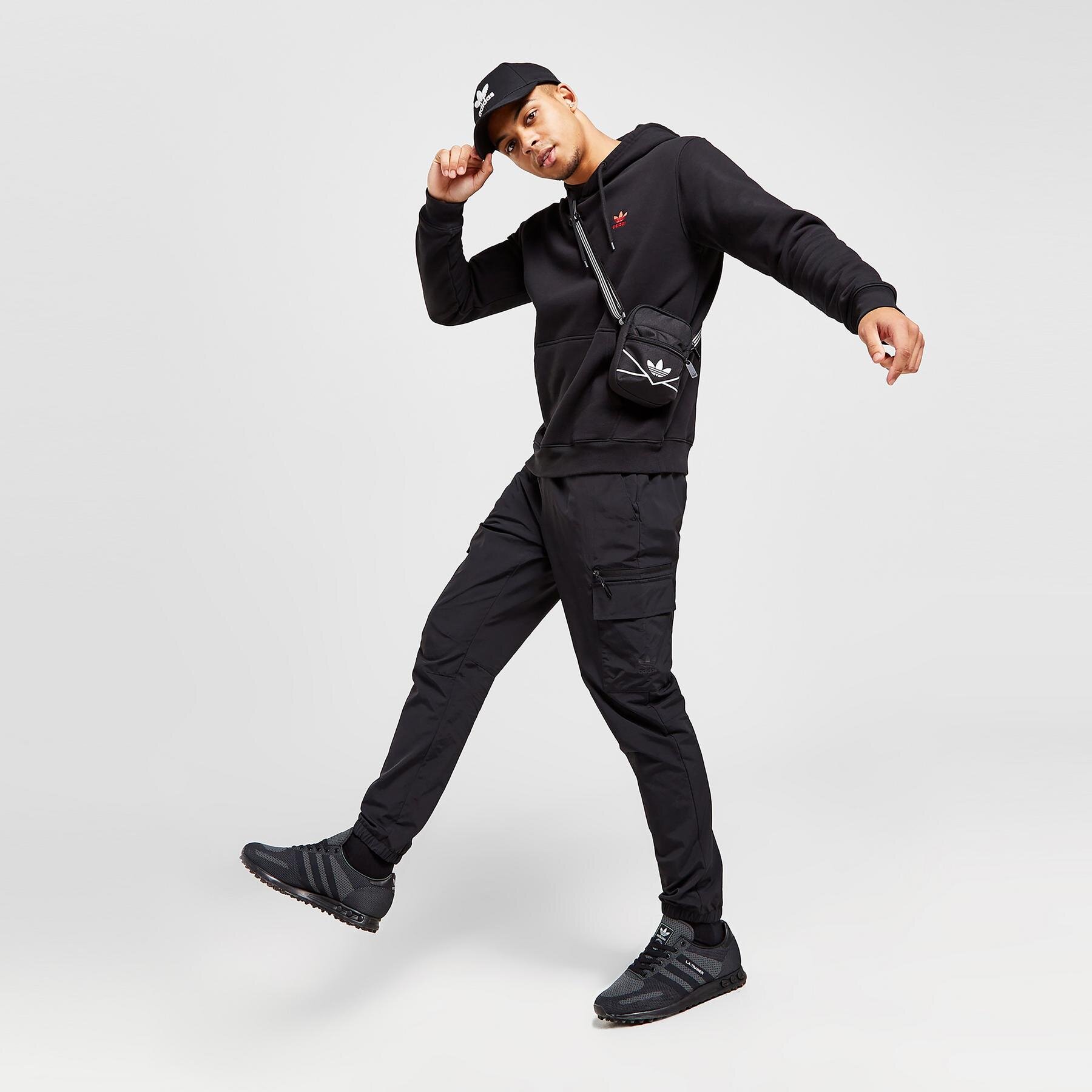 Bărbați pantaloni ADIDAS PANTALONI  CM WOVEN PANT GRAPHIC IS6113 Negru