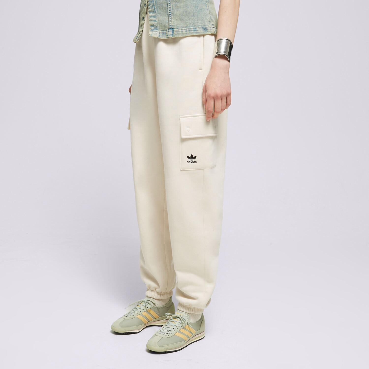 Femei pantaloni ADIDAS PANTALONI  CARGO JOGGER IR5906 Alb